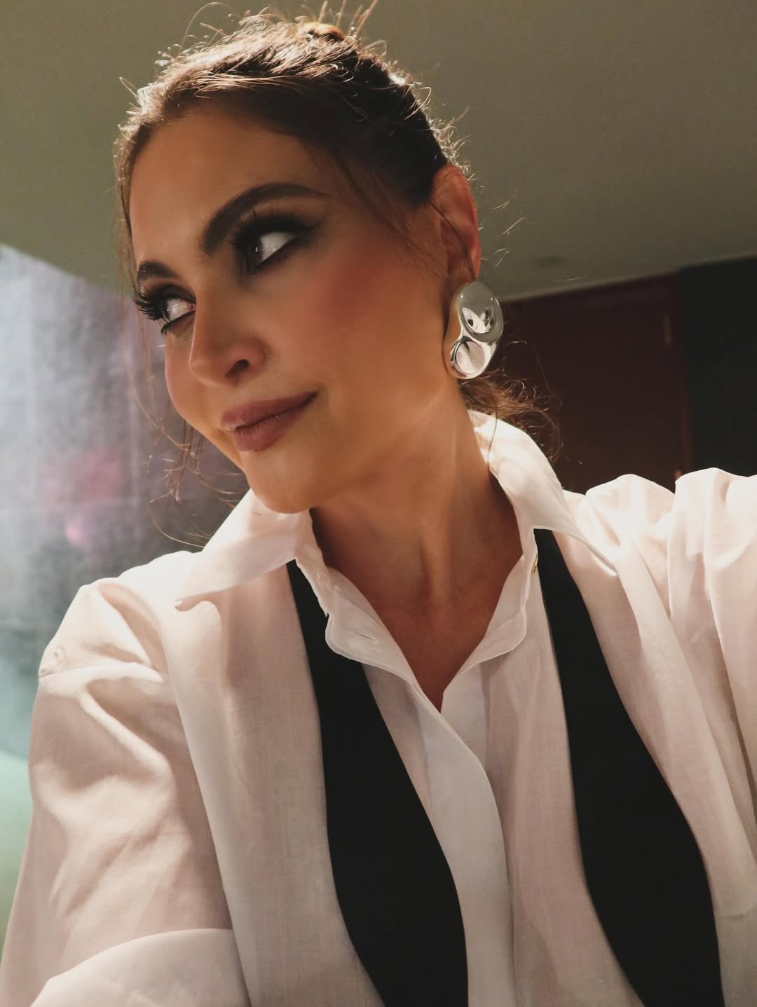 Chiquinquirá Delgado mostrando su atuendo, inspirado en Chita Rivera, para el evento 100 Latinas Powerhouse de la revista ¡HOLA! | Fuente: Instagram/chiqui_delgado