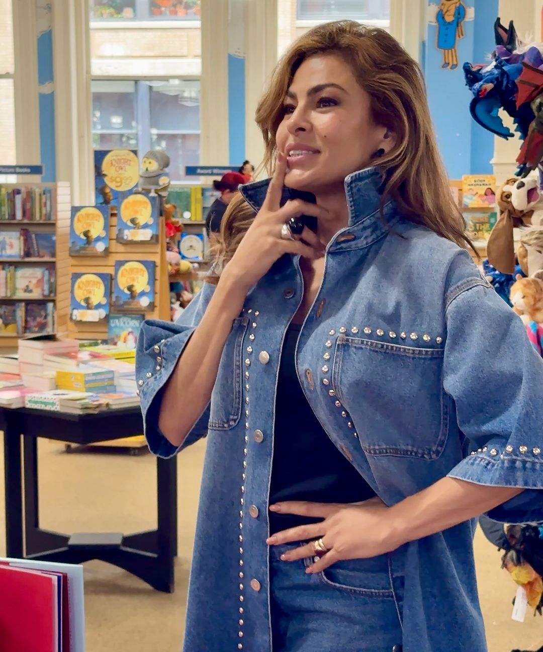 Eva Mendes promocionando su nuevo libro infantil, de un post de Instagram, fechado el 19 de septiembre de 2024 | Fuente: Instagram/evamendes/