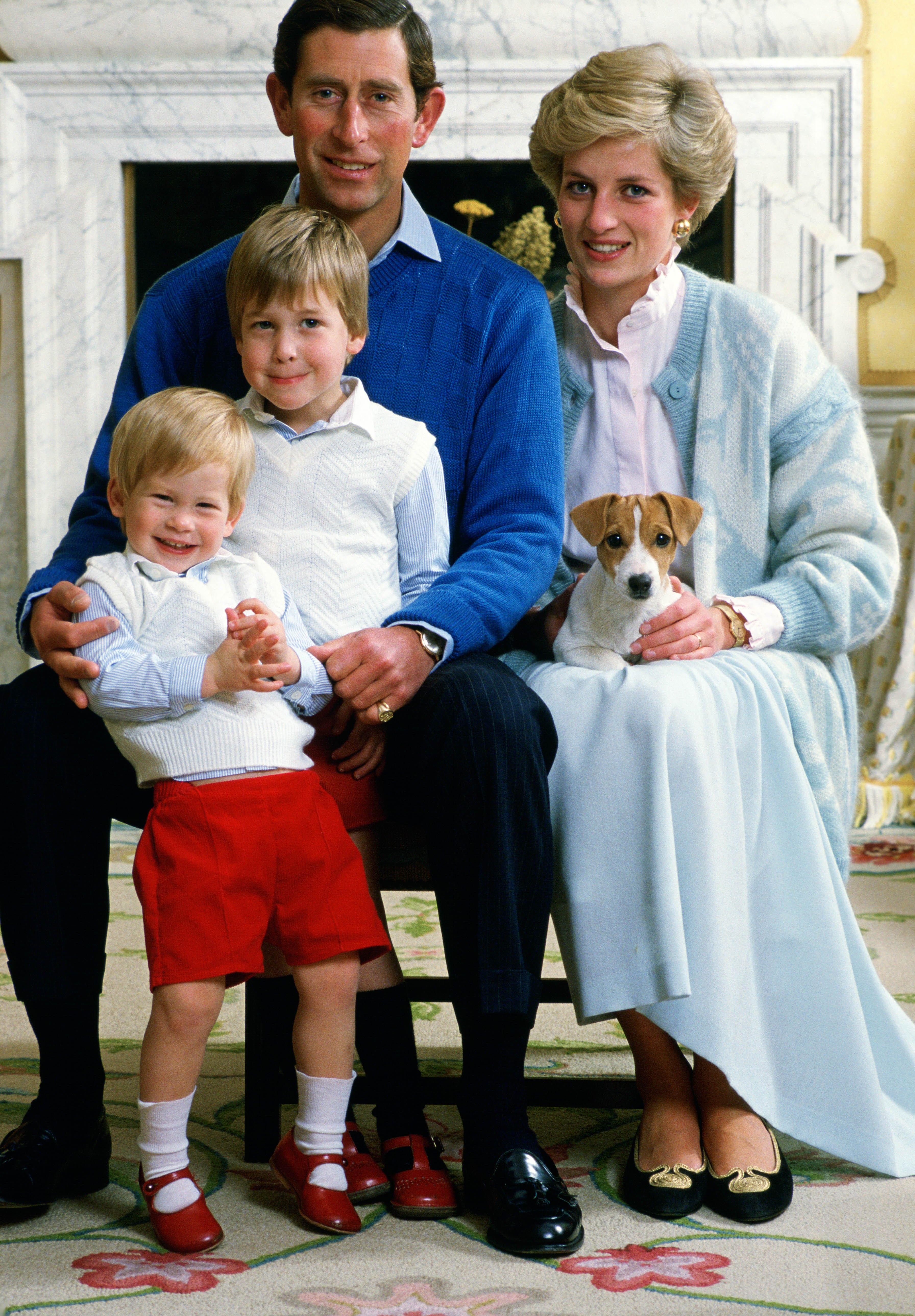 El príncipe Charles, príncipe de Gales, y Diana, princesa de Gales en el Palacio de Kensington con sus hijos el Príncipe William y el Príncipe Harry el 1 de diciembre de 1986 | Fuente: Getty Images