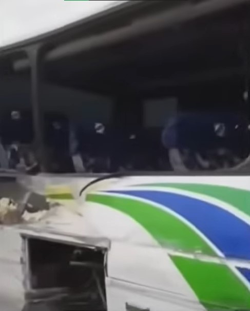 El bus tras el accidente. | Foto: YouTube/EL TIEMPO