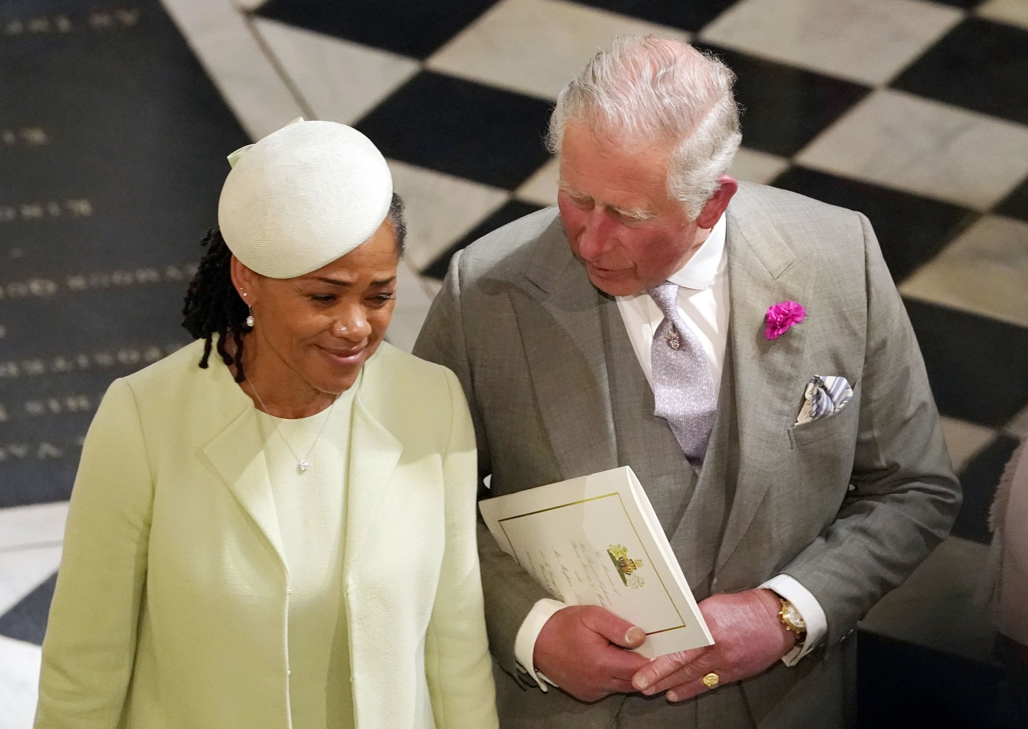 El Príncipe Carlos y Doria Ragland, madre de la novia, saliendo de la boda del Príncipe Enrique y Meghan Markle en la Capilla de San Jorge en el Castillo de Windsor el 19 de mayo de 2018. | Imagen: Getty Images/GlobalImagesUkraine