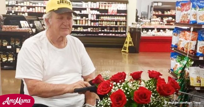 Dulce anciano viudo todavía celebra el cumpleaños de su difunta esposa con rosas y pastel