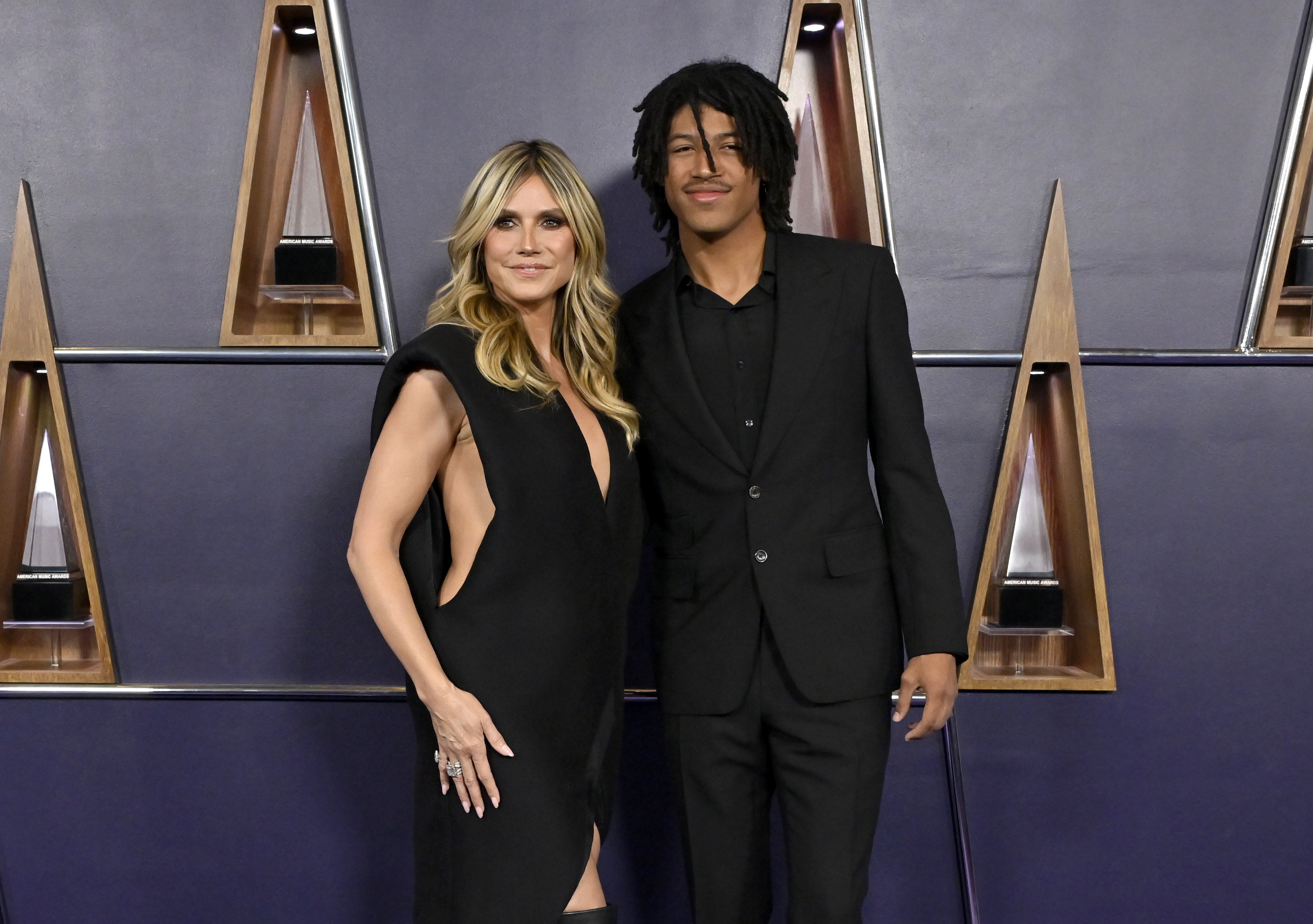 Con sonrisas sutiles y aplomo sin esfuerzo, Heidi Klum y Henry Samuel hacen una elegante declaración madre-hijo en la alfombra roja de los AMAs.