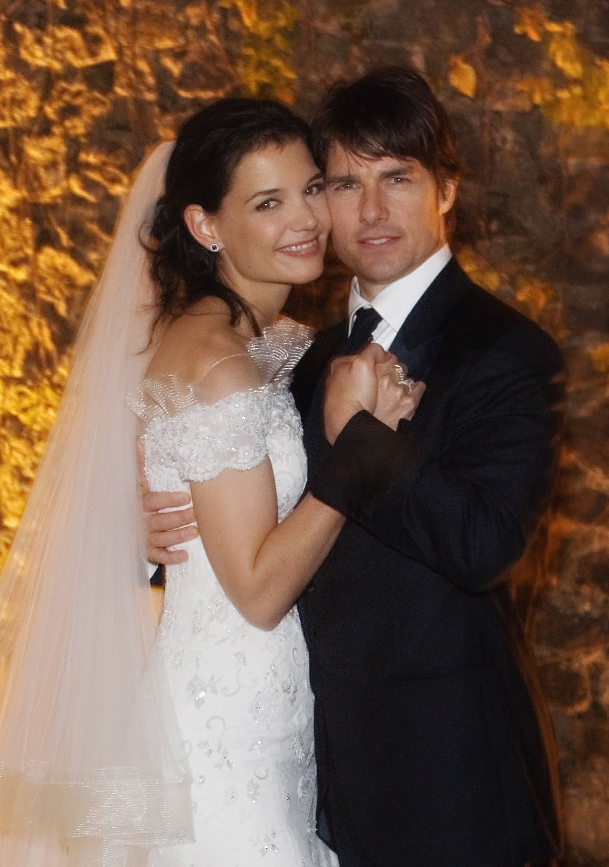 Katie Holmes y Tom Cruise posan juntos el día de su boda en Castello Odescalchi el 18 de noviembre de 2006, en Bracciano, cerca de Roma, Italia. | Fuente: Getty Images