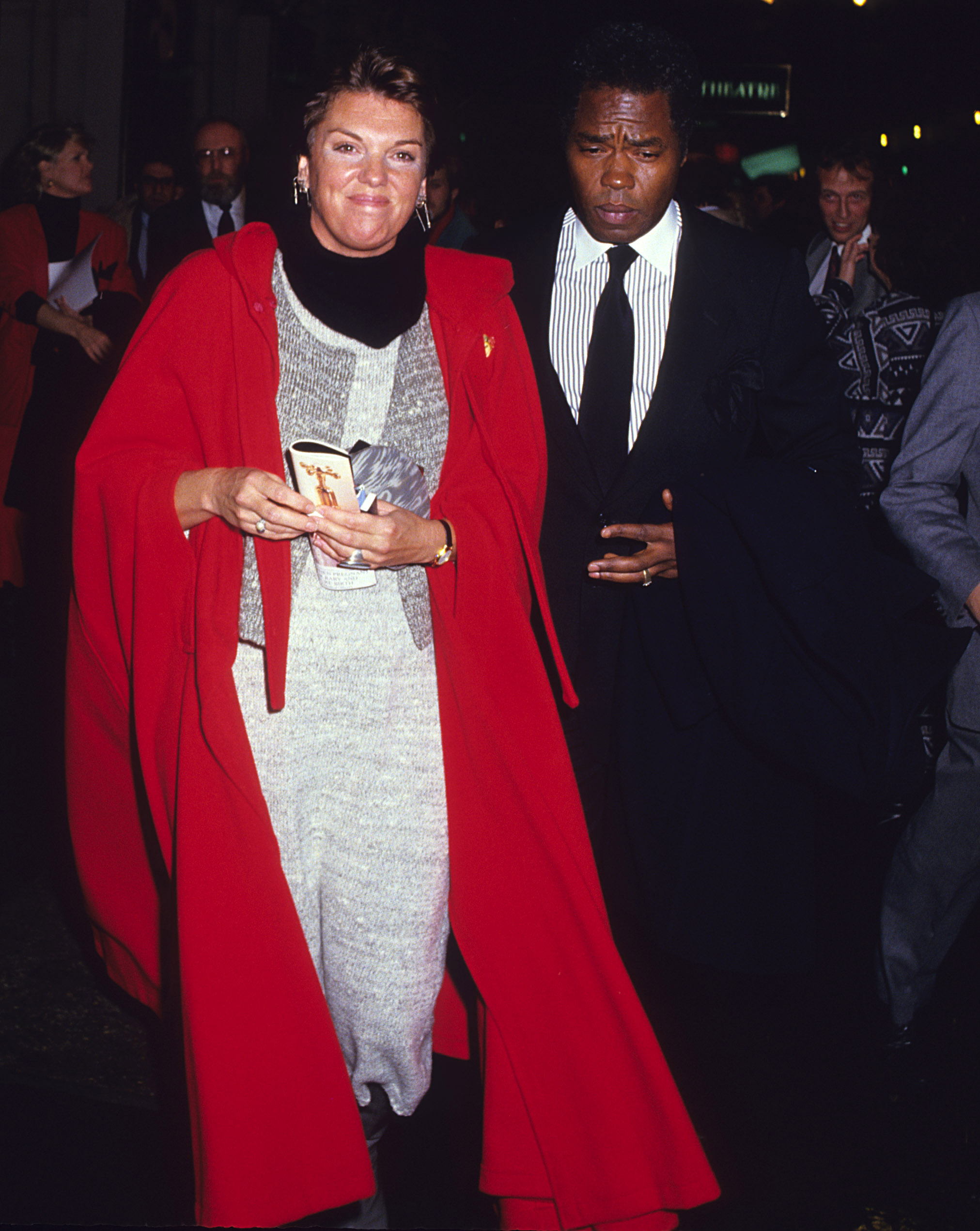 Tyne Daly y Georg Stanford Brown fotografiados en el Her Majesty's Theatre durante el musical "The Phantom of the Opera", el 15 de diciembre de 1987. | Fuente: Getty Images
