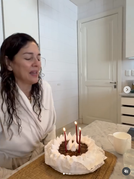 Andrea Frigerio celebrando su cumpleaños desde su cocina junto a su familia | Fuente: Instagram/ andreafrigeriook