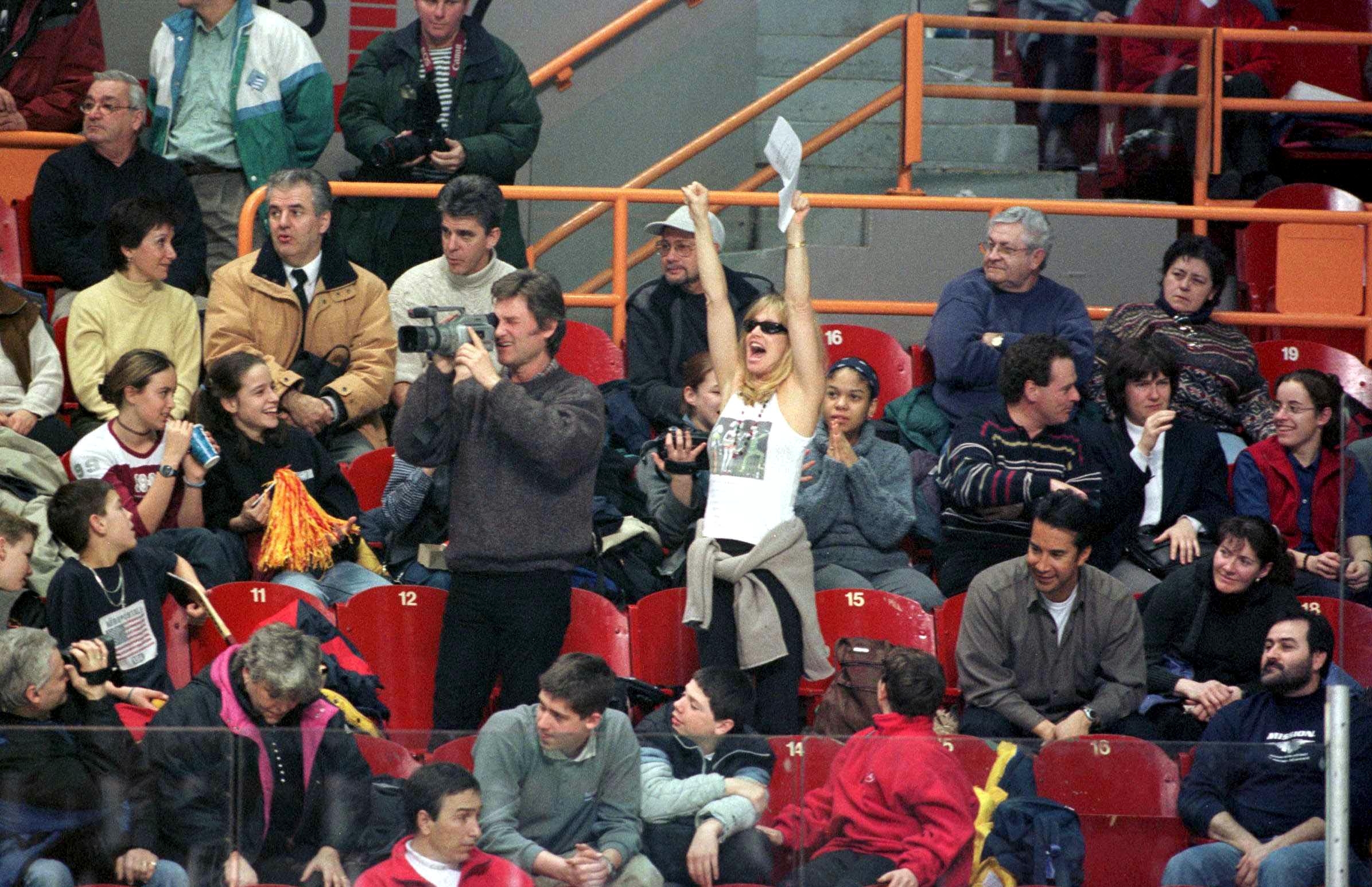 Kurt Russell y Goldie Hawn asistiendo a uno de los partidos de hockey de Wyatt en Quebec, 2000 | Fuente: Getty Images