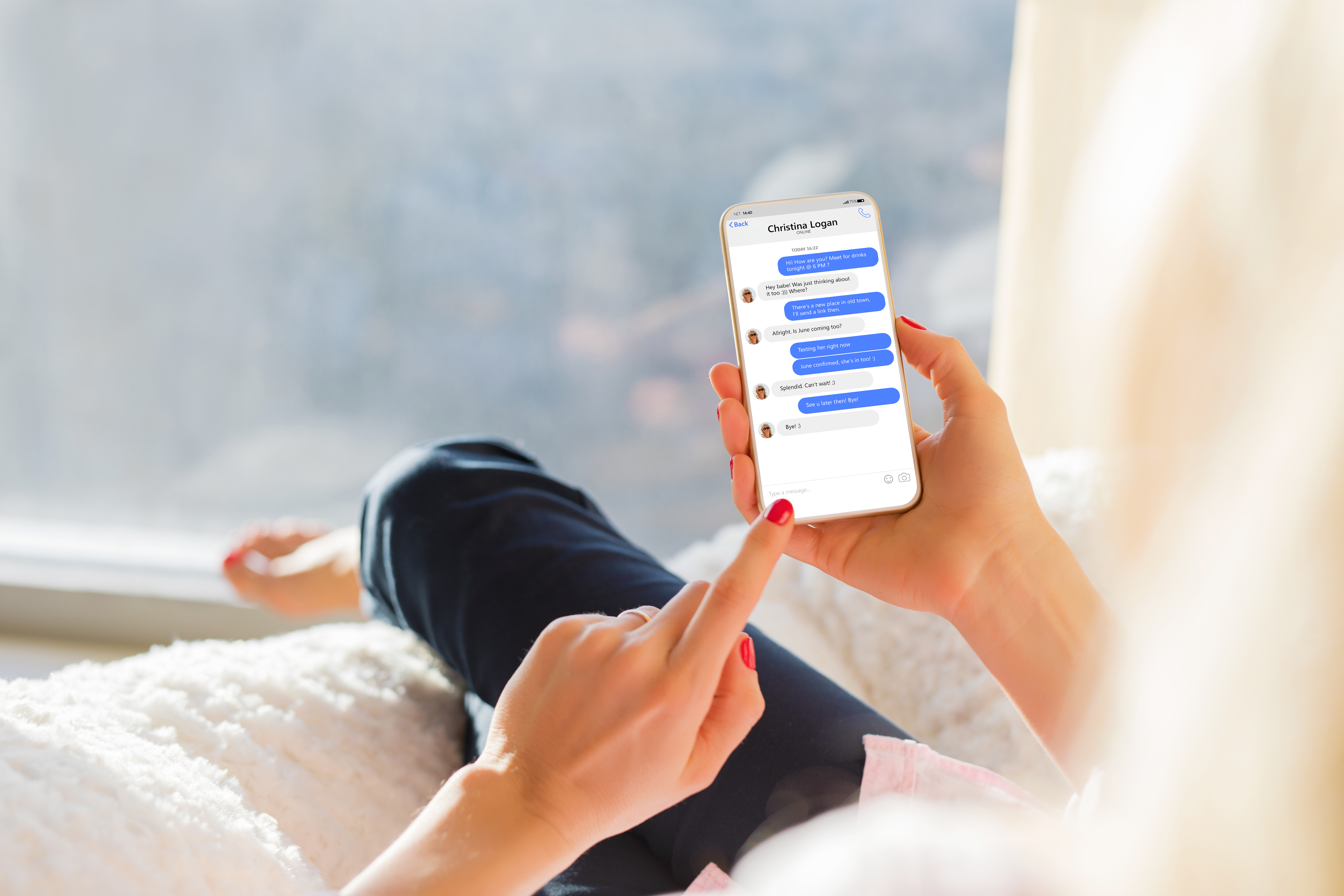 Mujer revisando textos | Foto: Shutterstock