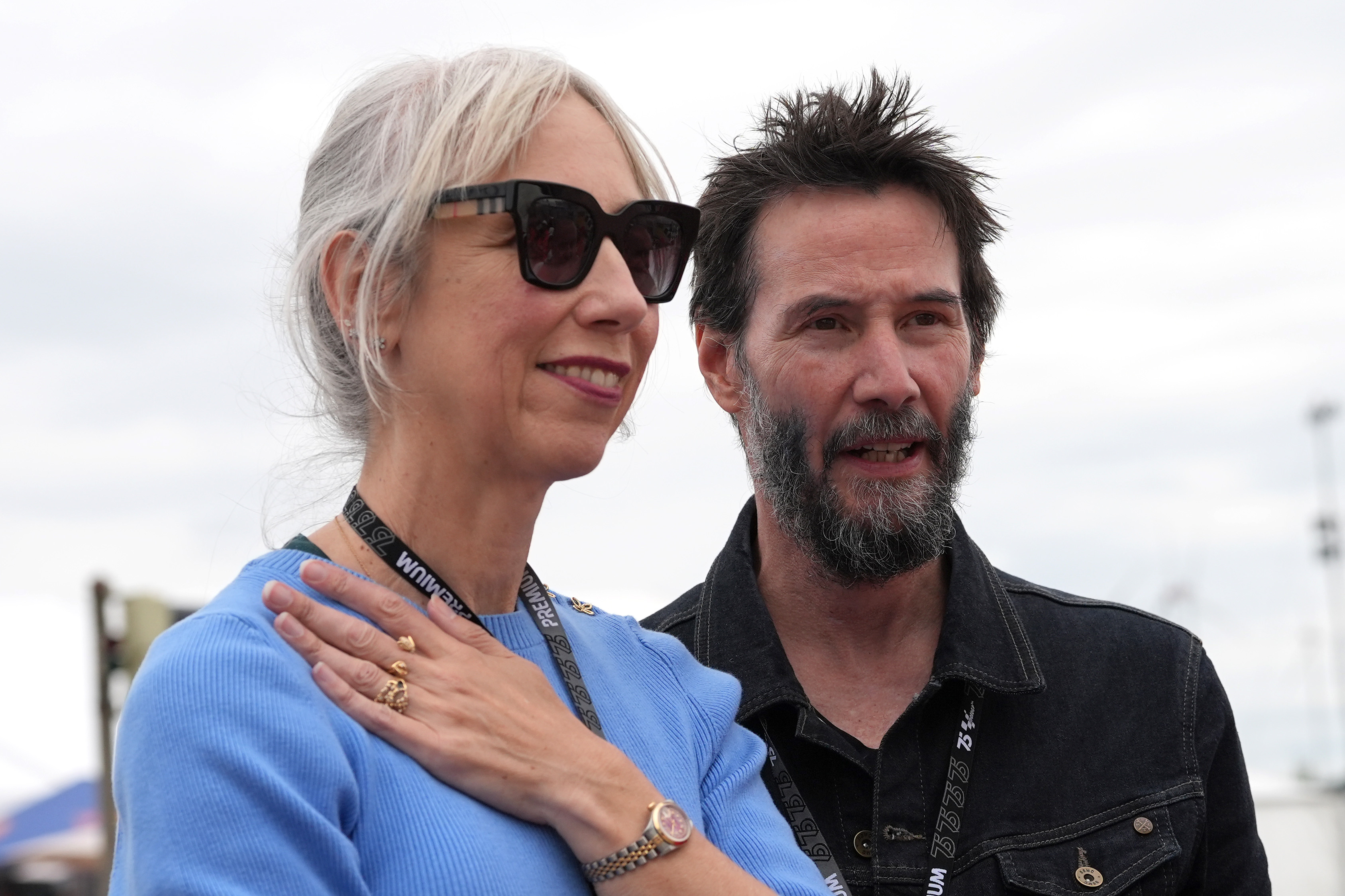 Alexandra Grant y Keanu Reeves asisten al MotoGP de Alemania en el circuito de Sachsenring el 7 de julio de 2024 | Fuente: Getty Images