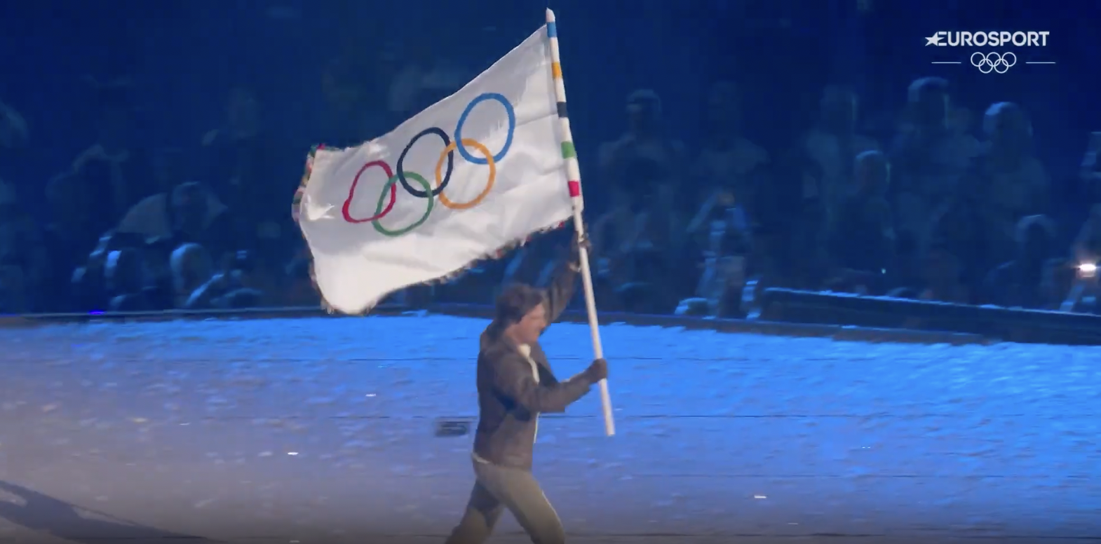 Tom Cruise saliendo con la bandera olímpica, publicado el 12 de agosto de 2024 | Fuente: YouTube/Eurosport