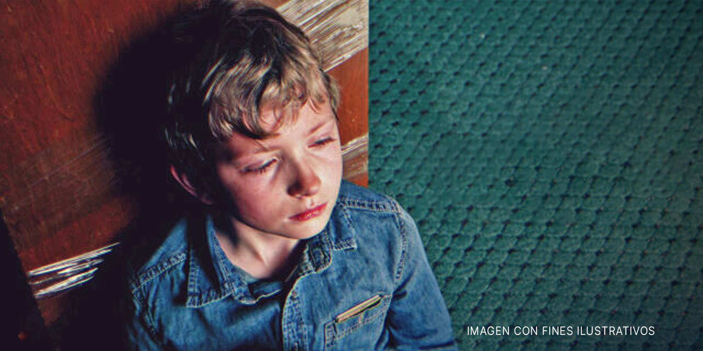 Niño triste recostado de una columna. | Foto: Getty Images