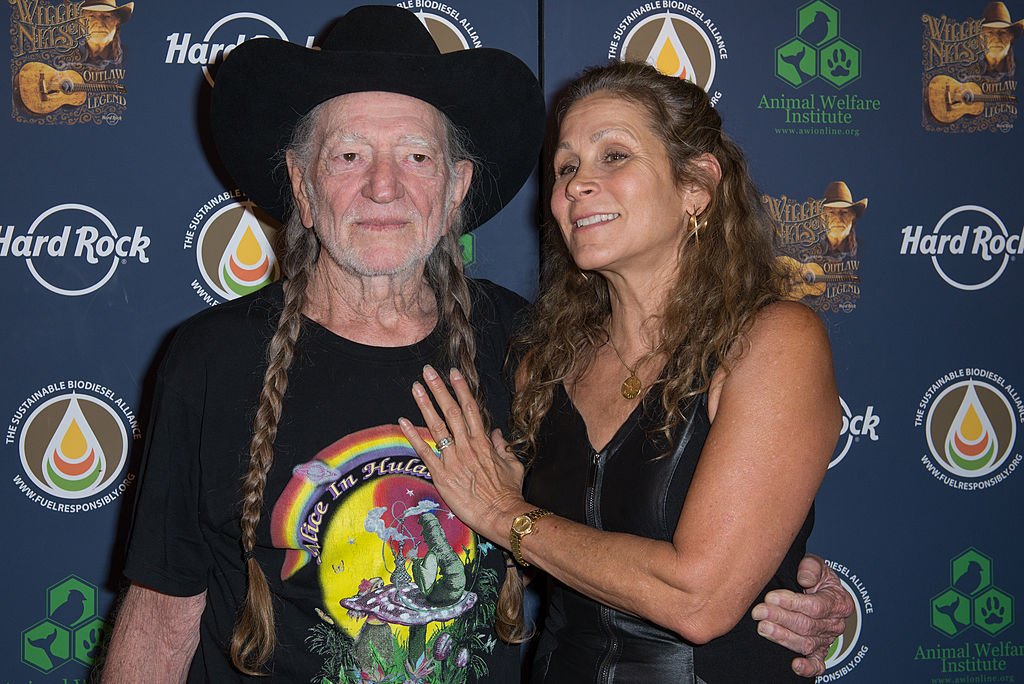Willie Nelson y Annie D'Angelo en el concierto benéfico de Hard Rock International Willie Nelson Artist Spotlight Benefit, el 6 de junio de 2013, en Nueva York. | Foto: Getty Images