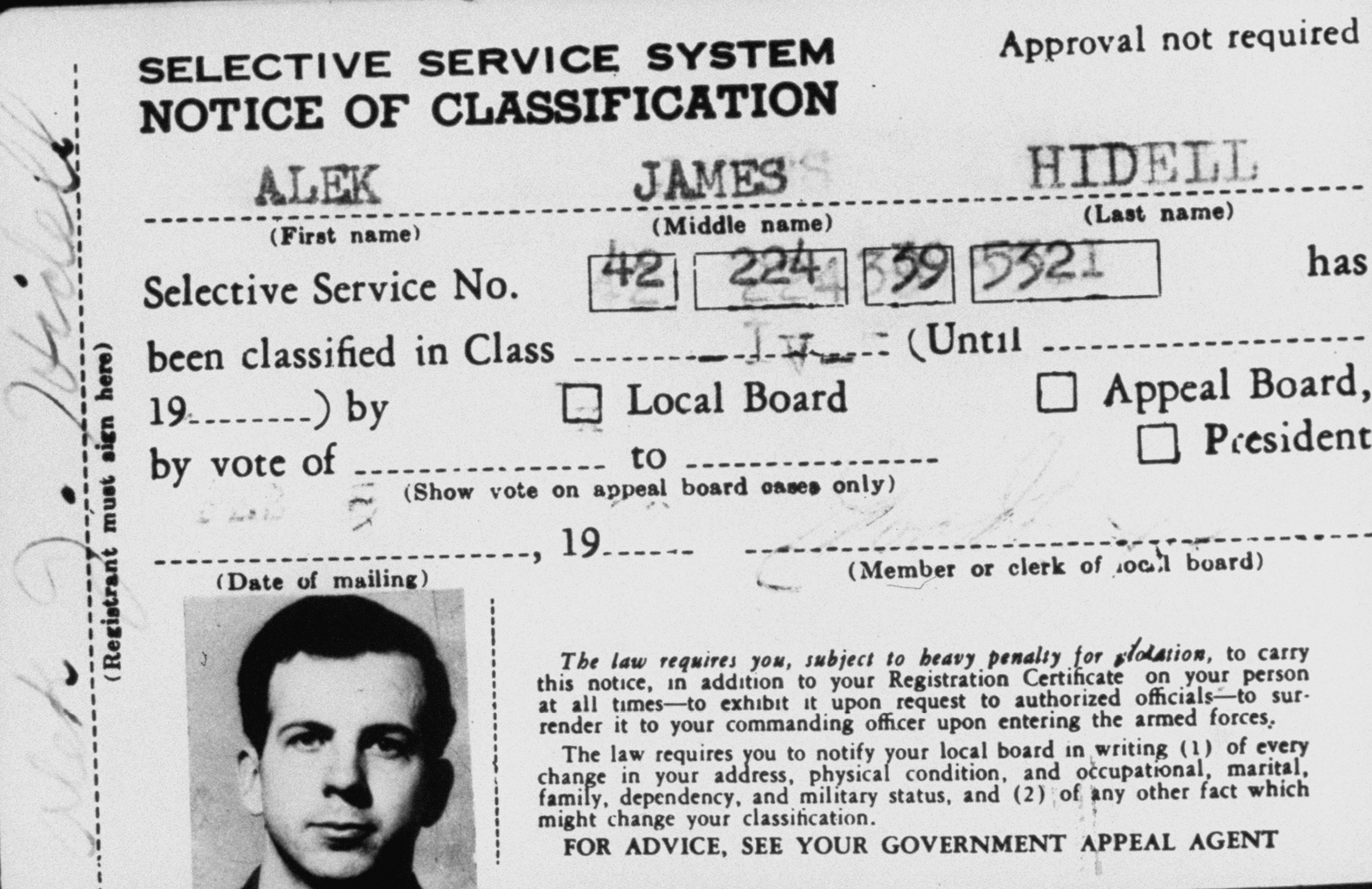 Tarjeta de reclutamiento falsificada de Lee Harvey Oswald en la que figura el nombre que utilizó para comprar el rifle del asesinato. | Fuente: Getty Images