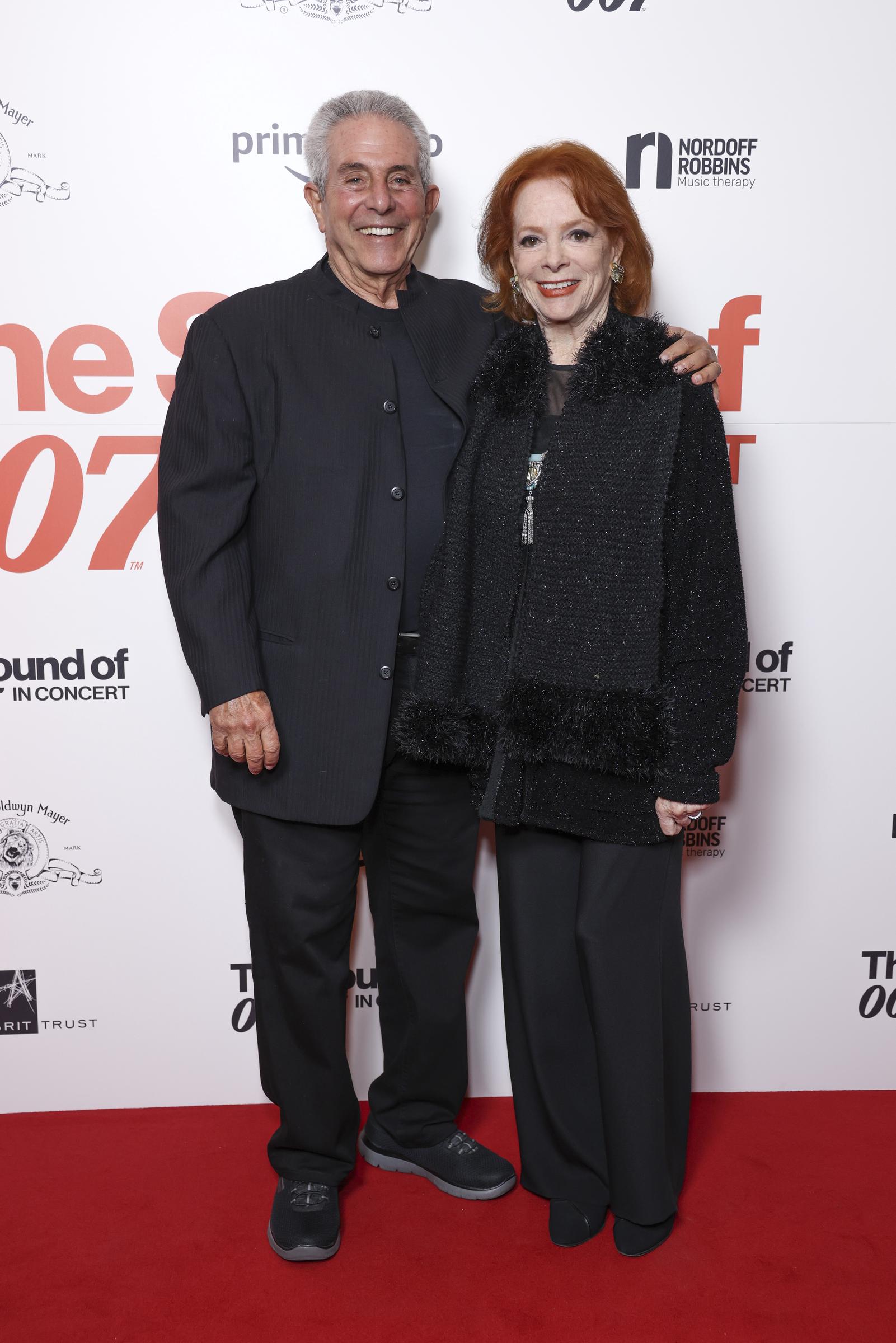 Michael Jay Solomon y Luciana Paluzzi asisten al concierto The Sound of 007 en Londres, Inglaterra, el 4 de octubre de 2022. | Fuente: Getty Images