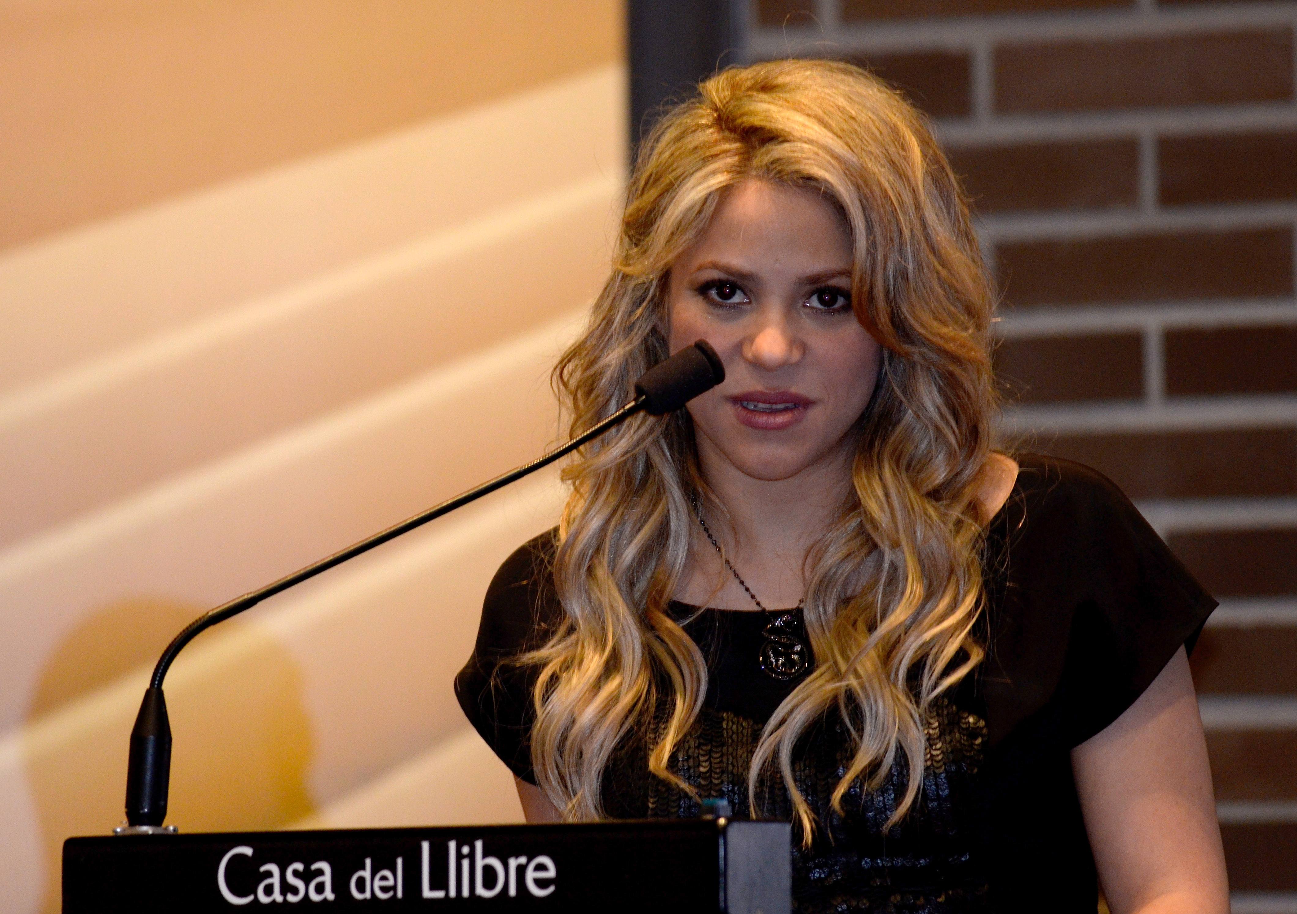 Shakira asiste a la rueda de prensa de presentación del último libro de su padre William Mebarak Chadid "Al Viento y Al Azar" en la librería Casa del Llibre el 14 de enero de 2013 en Barcelona, España.