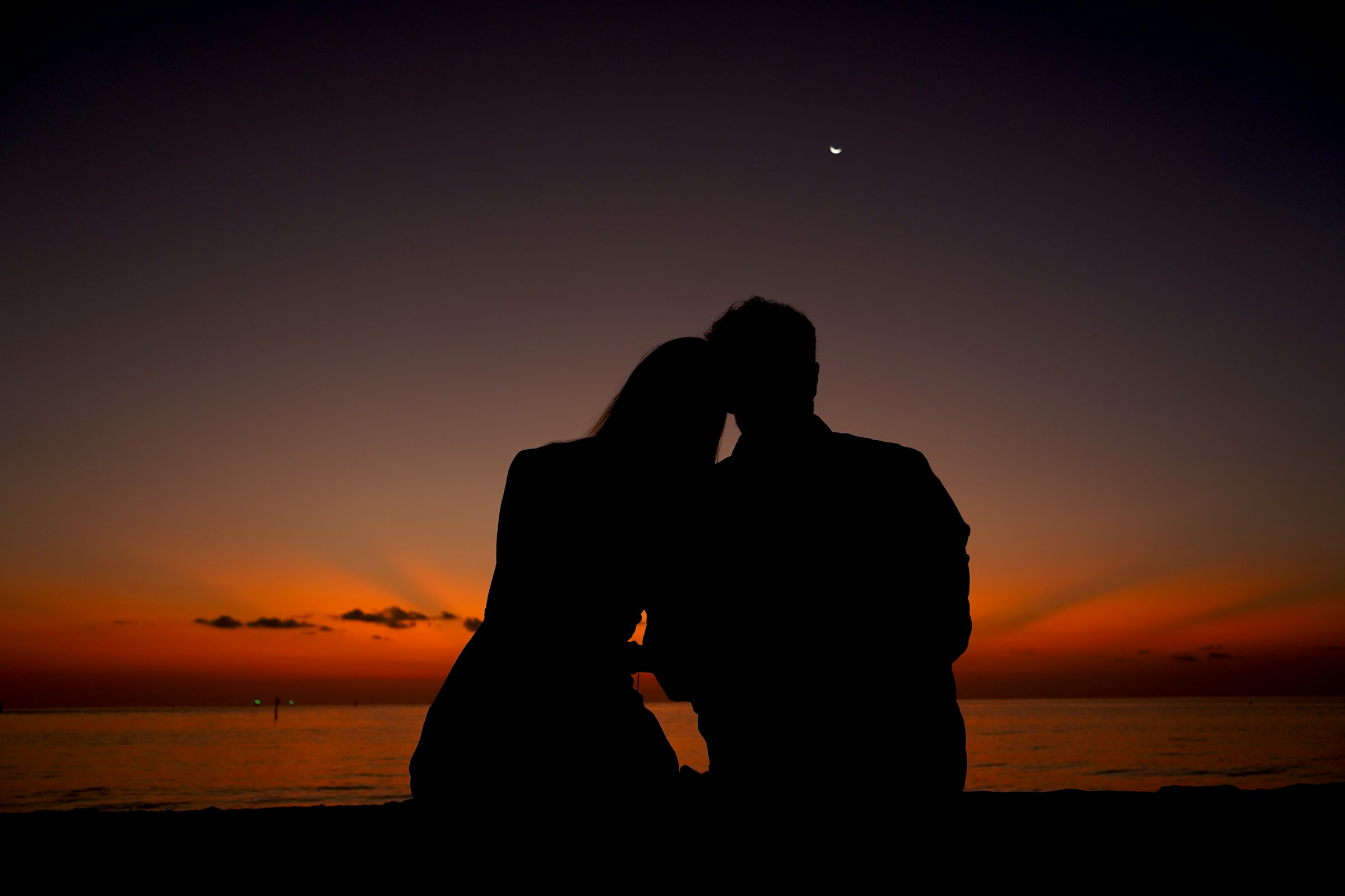 Silueta de una pareja observando juntos el cielo del atardecer | Fuente: Unsplash