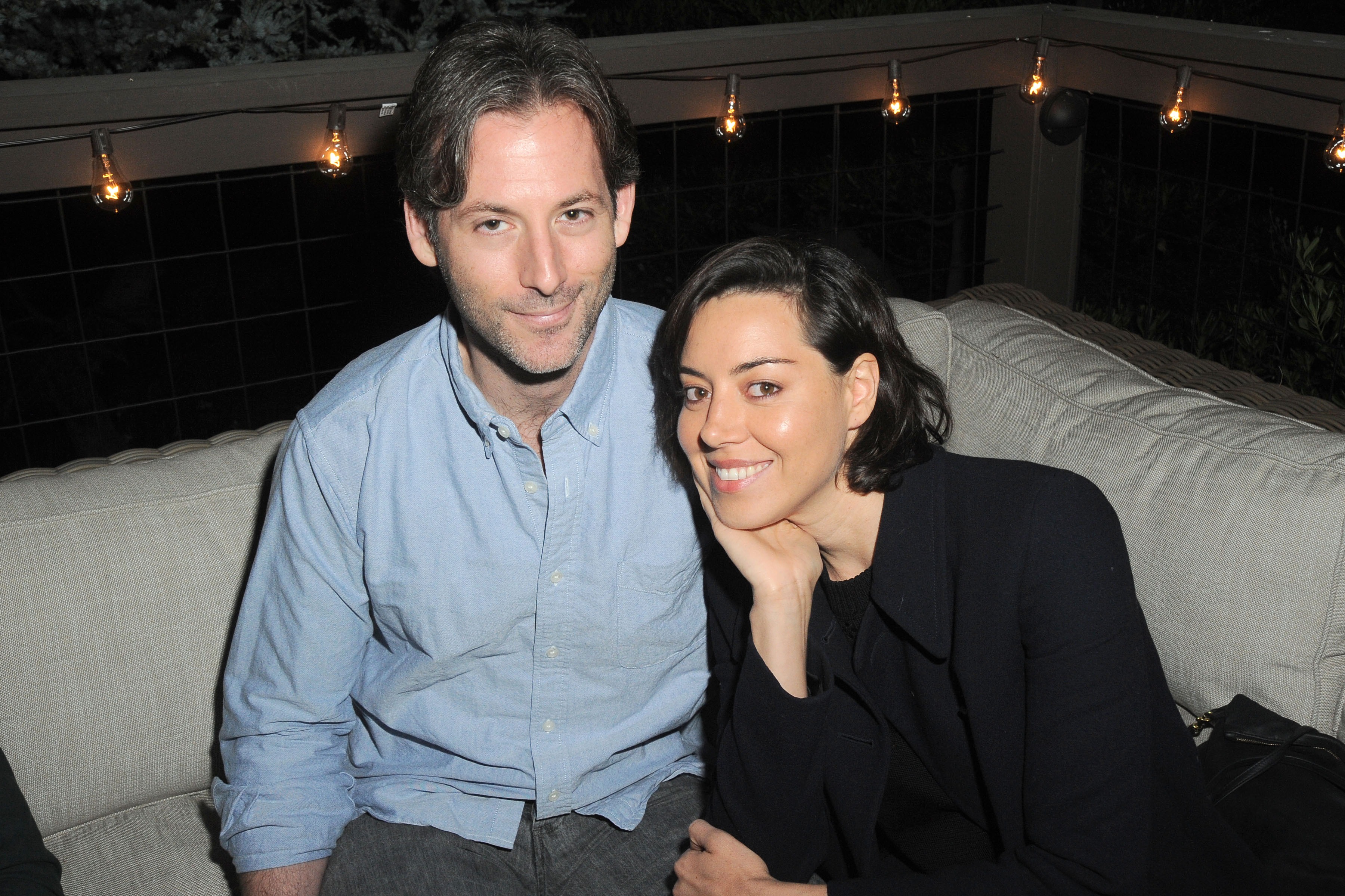 Jeff Baena y Aubrey Plaza asisten a la fiesta de cumpleaños de Lisa Edelstein el 21 de mayo de 2016, en Silverlake, California. | Fuente: Getty Images