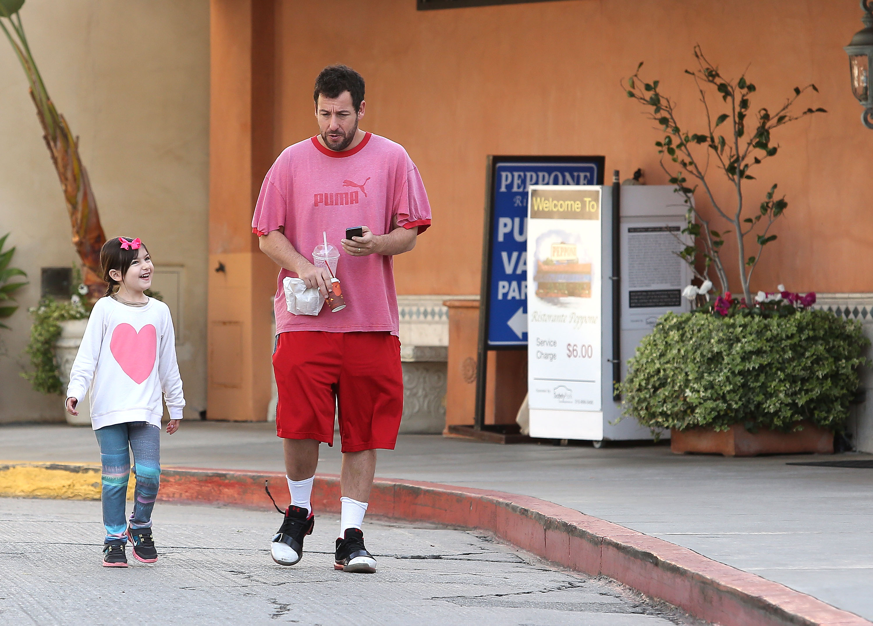 Adam es visto con Sunny Sandler en Los Ángeles el 17 de diciembre de 2013. | Fuente: Getty Images