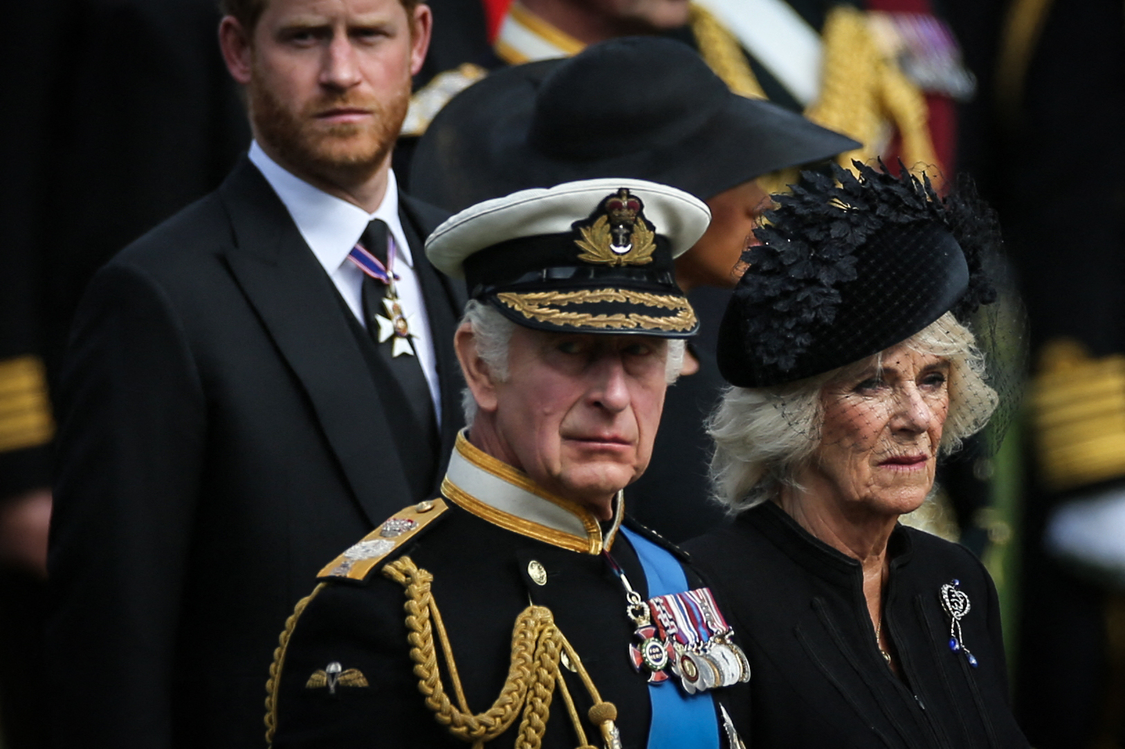 El rey Charles III, Camilla, reina consorte, y el príncipe Harry, duque de Sussex, observan el traslado del féretro de la reina Isabel II por los miembros del Grupo de Portadores, el 19 de septiembre de 2022 | Fuente: Getty Images