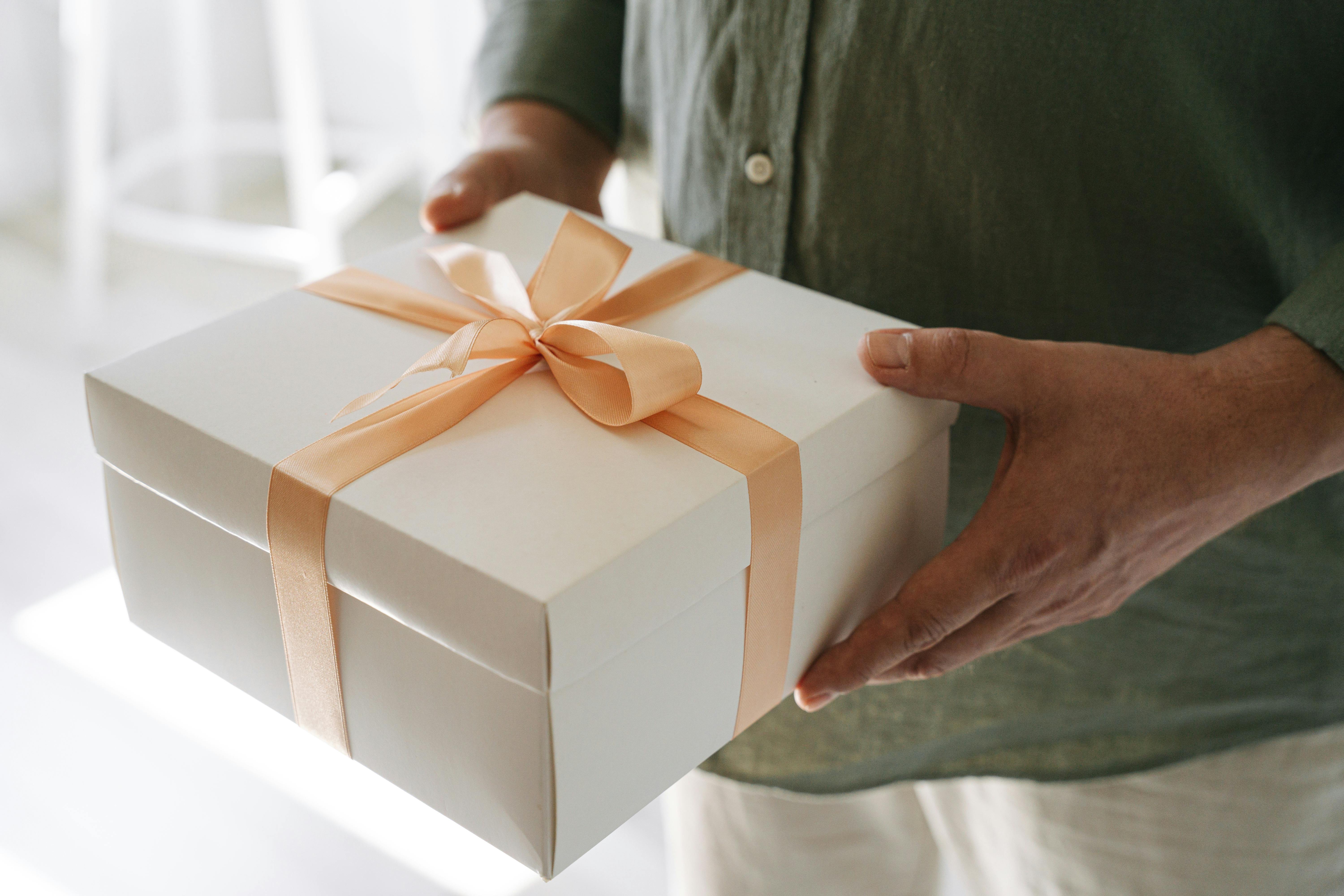 Un hombre sosteniendo una caja de regalo | Fuente: Pexels