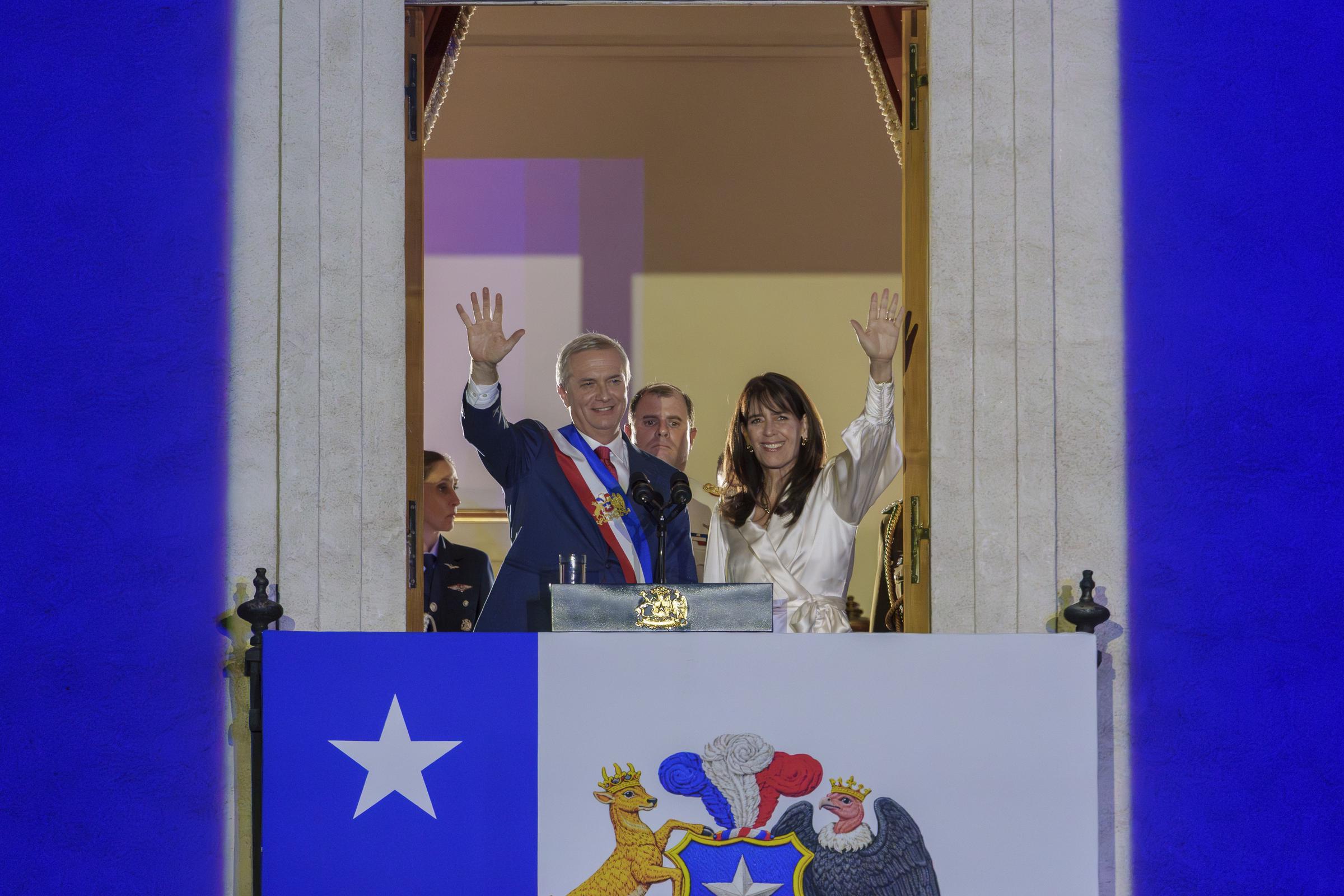 El presidente de Chile, José Antonio Kast y su esposa, María Pía Adriasola, saludan desde el balcón del Salón de la Independencia del Palacio de La Moneda el 11 de marzo de 2026 en Santiago, Chile. | Fuente: Getty Images