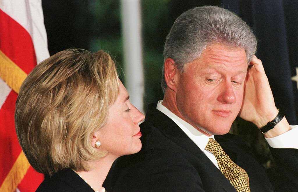 El presidente Bill Clinton mira a su esposa, Hillary Clinton, en el jardín sur de la Casa Blanca en Washington DC, solo unas horas después de que el informe de Kenneth Starr fuera publicado el 11 de septiembre de 1998. | Foto de Andy Nelson a través de Getty Images