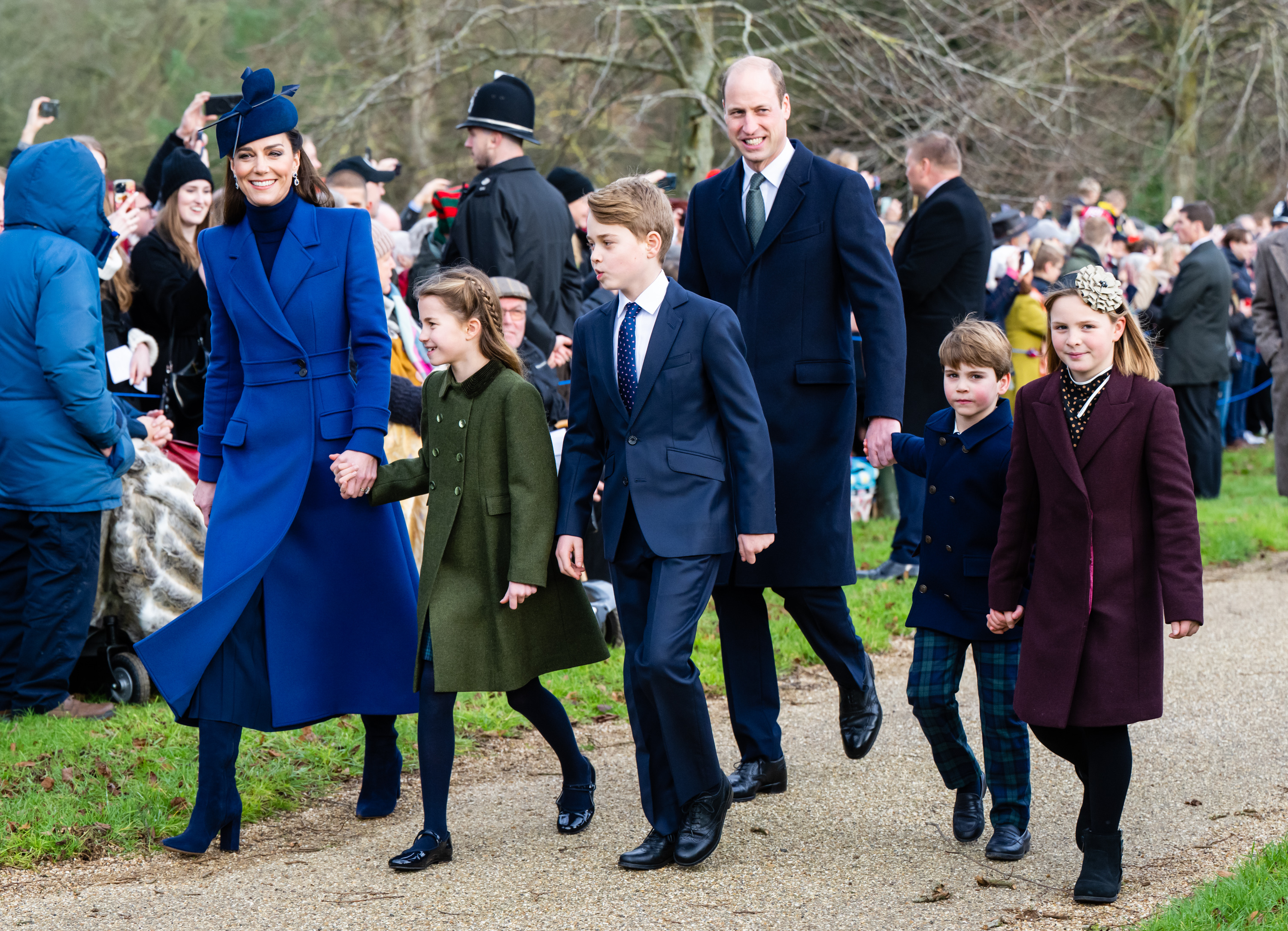Catherine, princesa de Gales caminando de la mano con la princesa Charlotte, el príncipe George, el príncipe William, el príncipe Louis y Mia Tindall en la mañana de Navidad en la Iglesia, el 25 de diciembre de 2023 en Sandringham, Norfolk | Foto: Getty Images