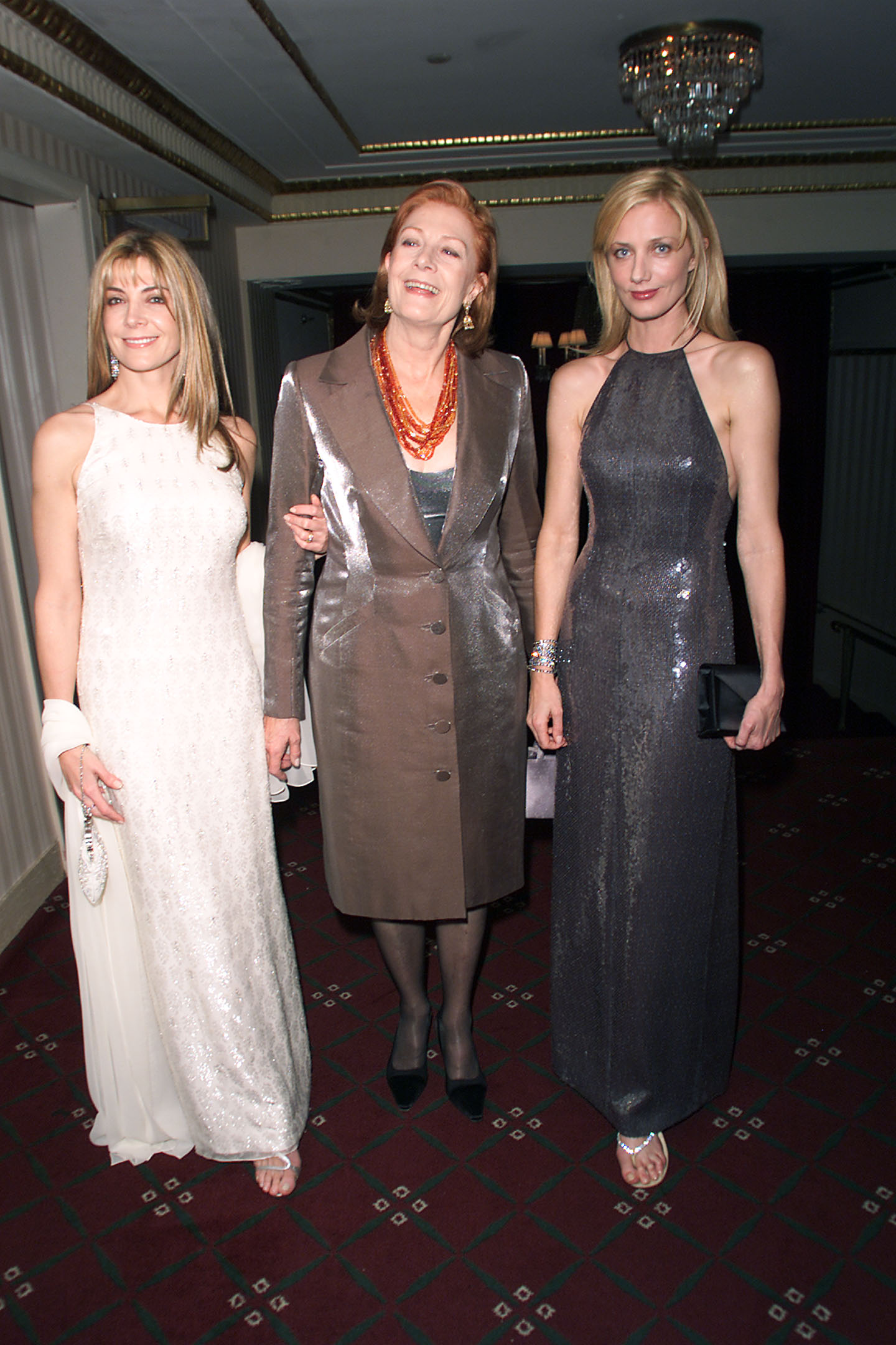 La actriz con sus hijas, Natasha Richardson y Joely Richardson, en la gala benéfica del 10º Aniversario de la Asociación Christopher Reeve contra la Parálisis, el 14 de noviembre de 2000, en Nueva York | Fuente: Getty Images