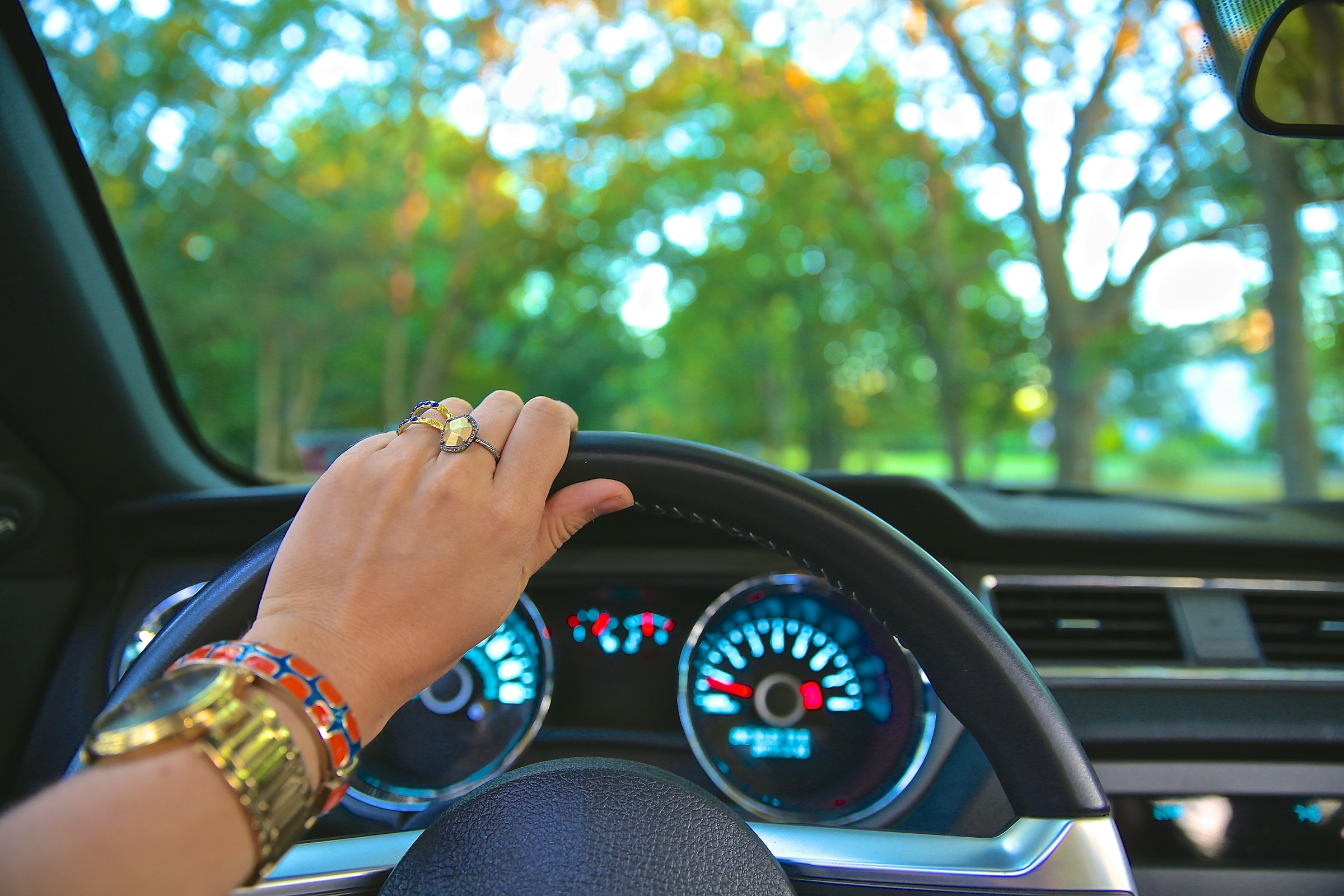 Una mujer conduciendo un Automóvil | Fuente: Unsplash