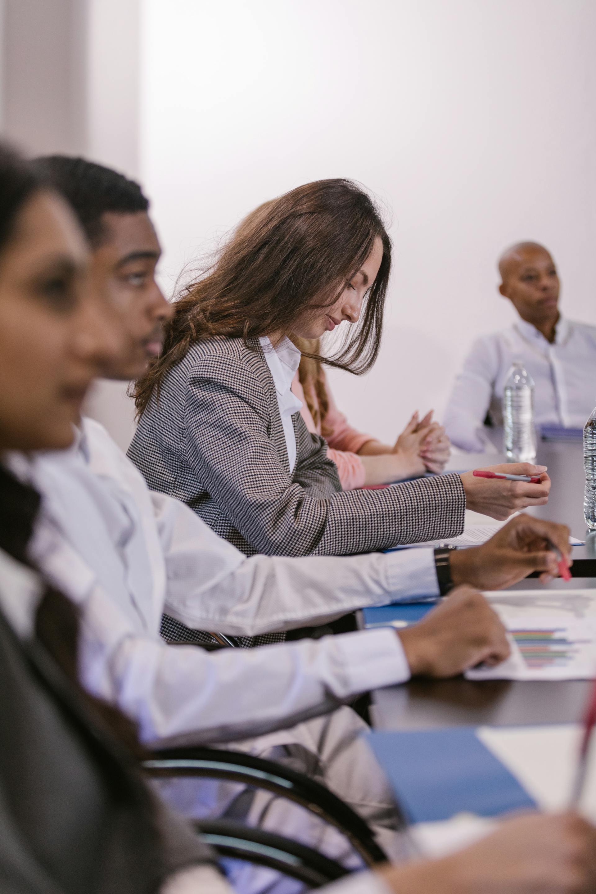 Trabajadores de oficina sentados en una mesa de conferencias | Fuente: Pexels