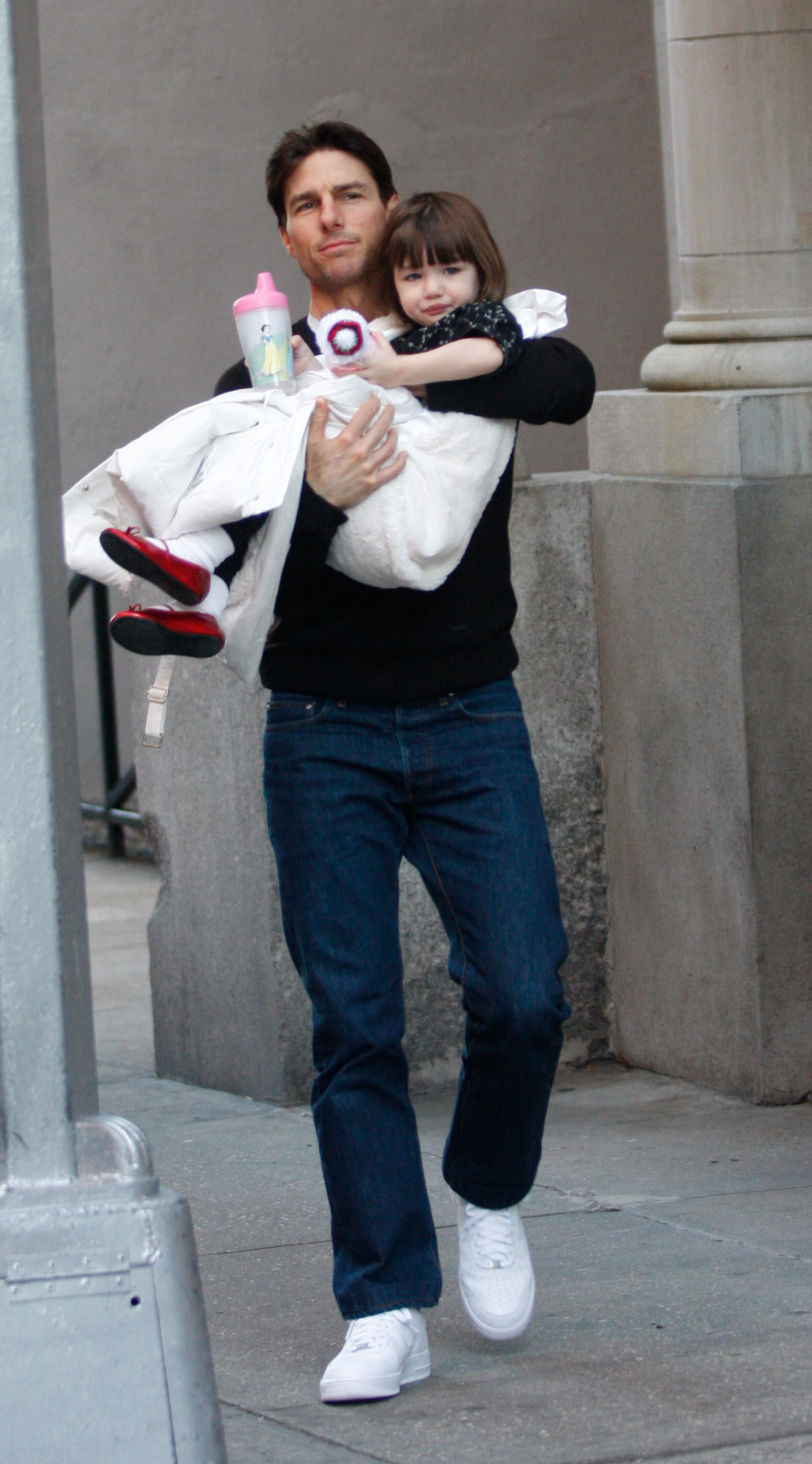 Tom y Suri Cruise vistos en Nueva York el 3 de diciembre de 2008 | Fuente: Getty Images