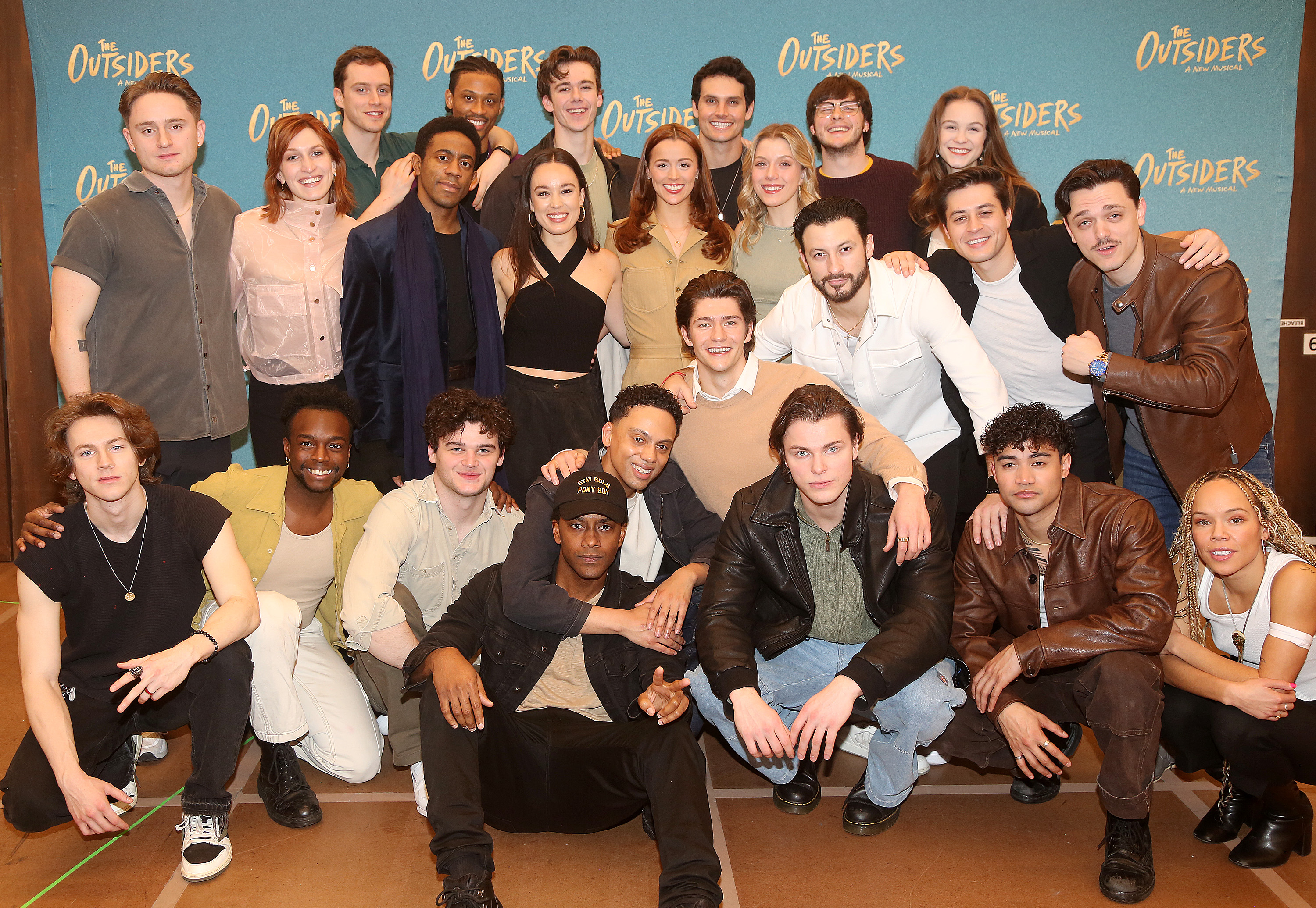 El reparto de "The Outsiders" en Broadway en Open Jar Studios el 22 de febrero de 2024 en Nueva York | Foto: Getty Images