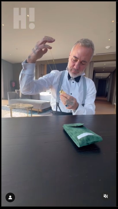 Gianluca Vacchi se prepara para la gala. | Foto: Instagram/holausa