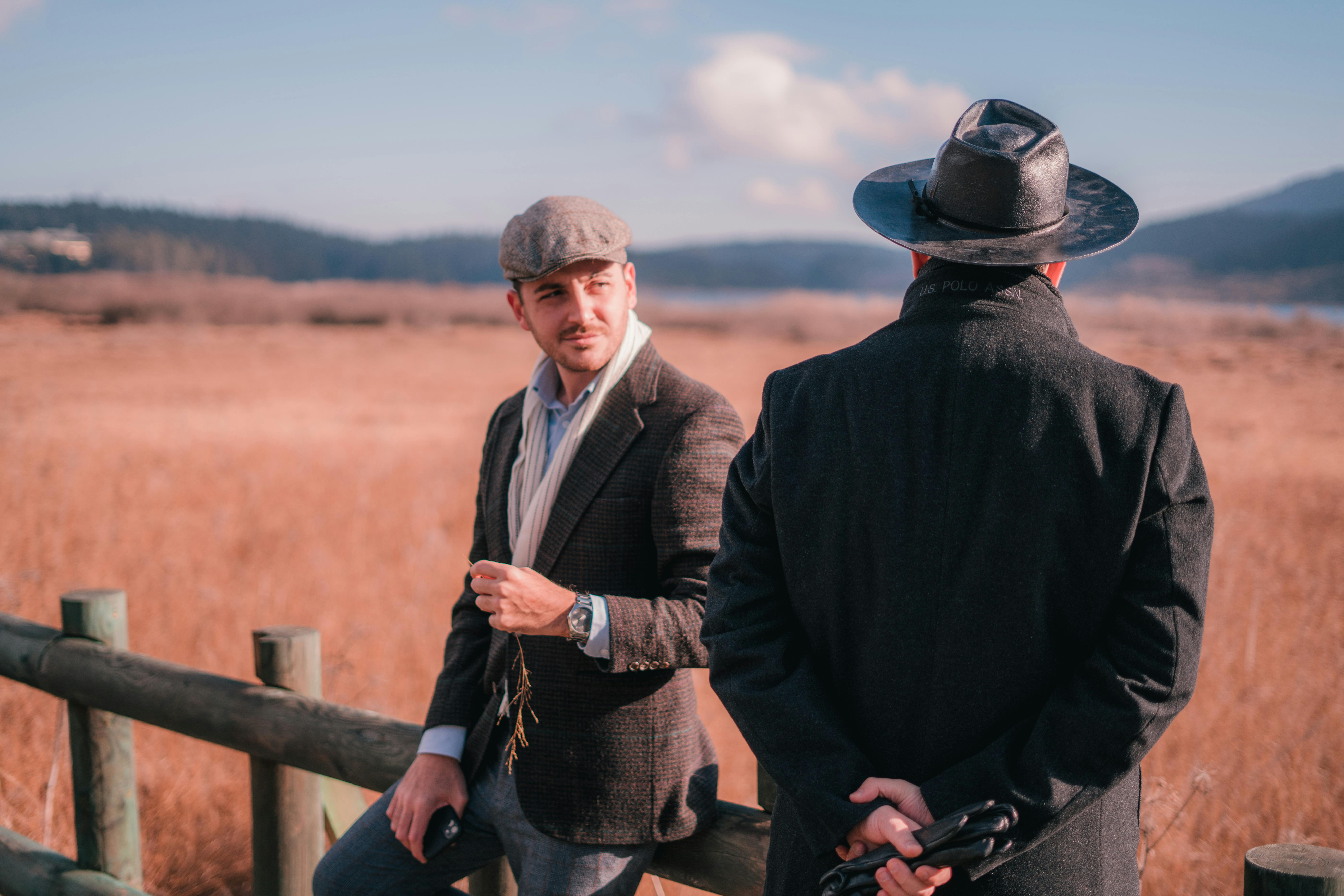 Hombres manteniendo una conversación | Fuente: Pexels