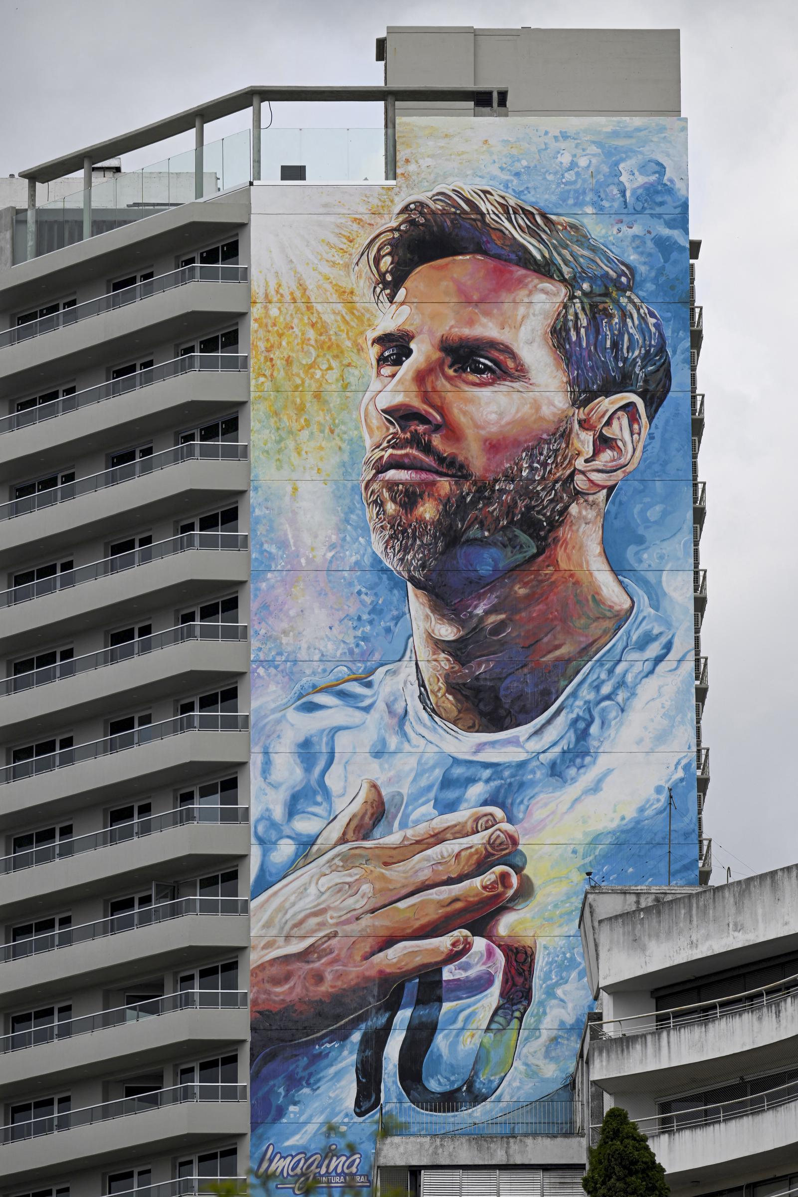 Vista aérea de un mural que representa al astro del fútbol argentino Lionel Messi en Rosario, Argentina, tomada el 20 de octubre de 2022. | Fuente: Getty Images