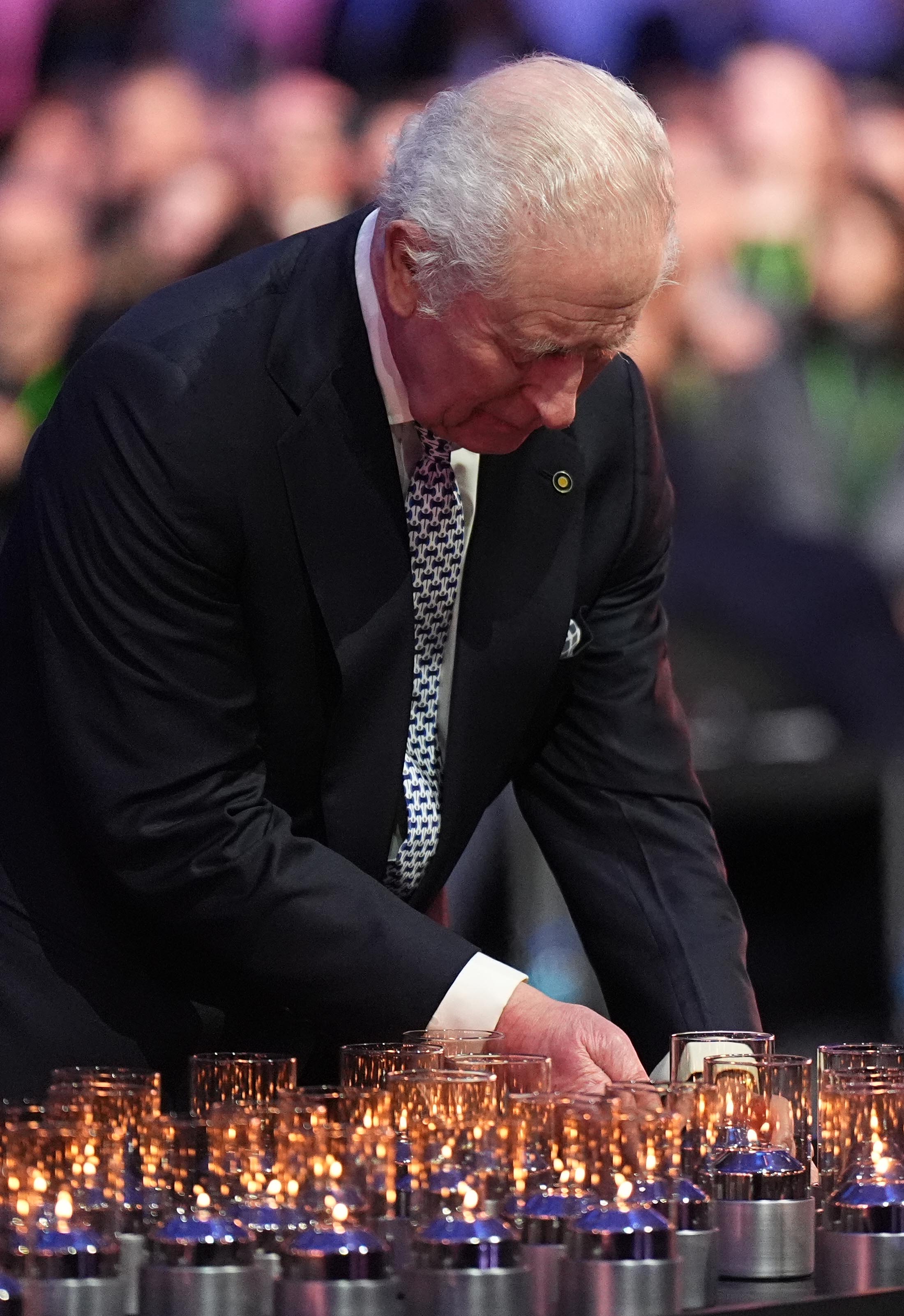 El rey Charles III deposita una vela durante las conmemoraciones en Auschwitz-Birkenau (Polonia) con motivo del 80 aniversario de la liberación del campo de concentración | Fuente: Getty Images