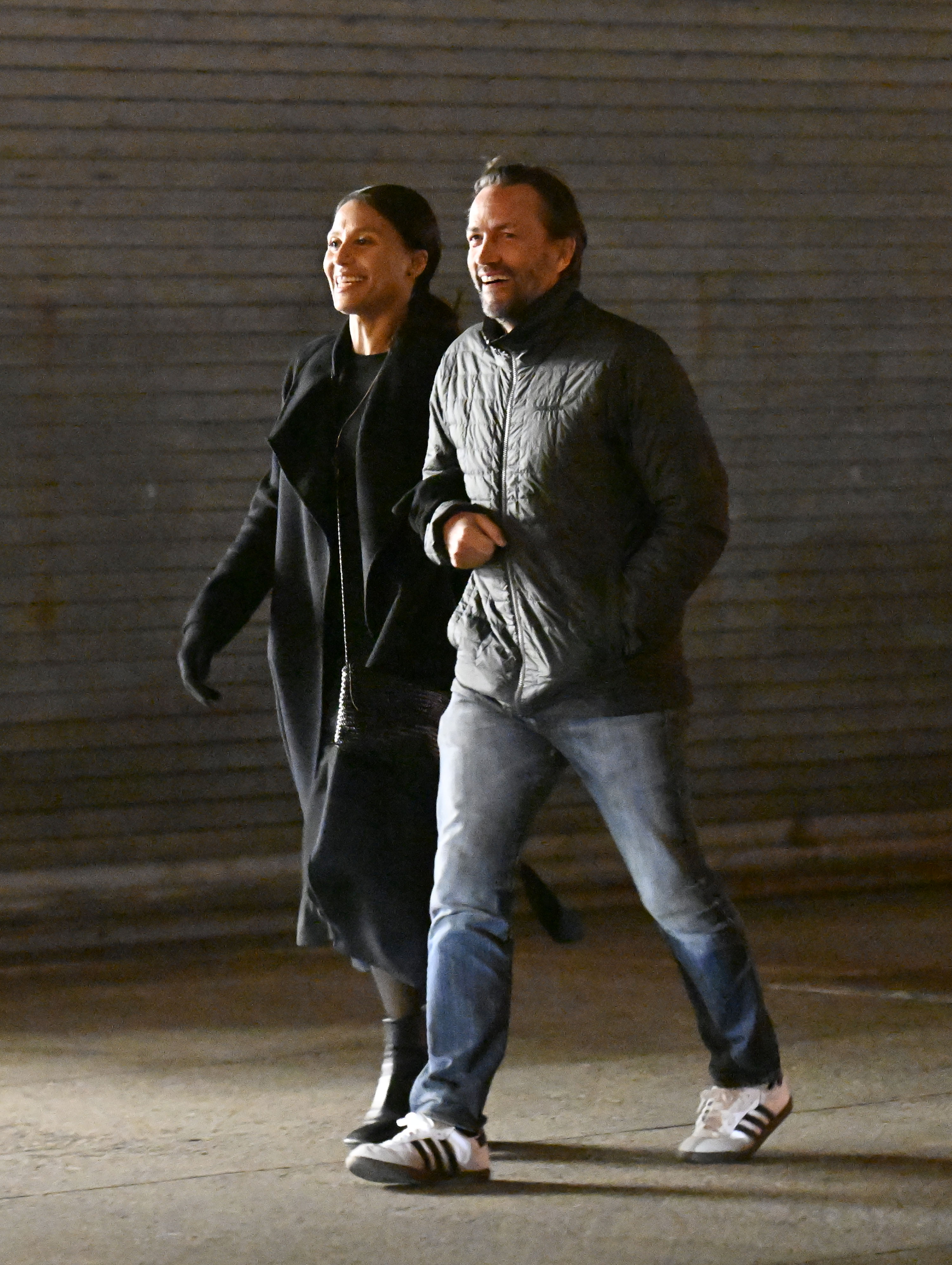 Marilee Fiebig y Andrew Shue son vistos volviendo a casa después de cenar en "The Fulton" el 1 de marzo de 2024 | Fuente: Getty Images