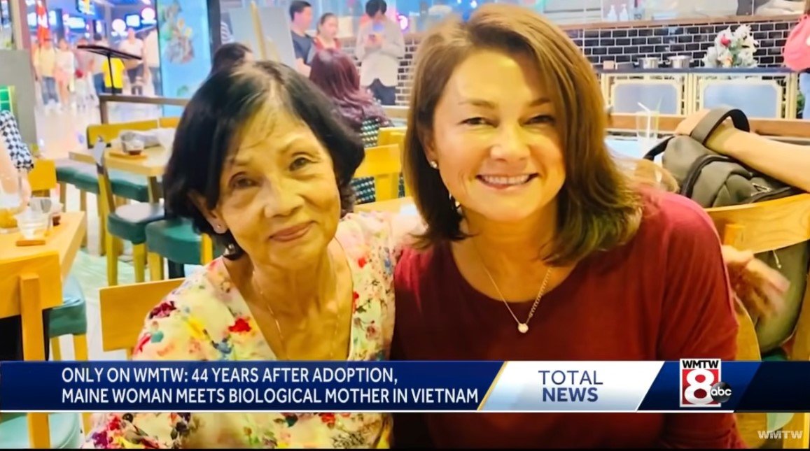 Nguyen Thi Dep y su hija, Leigh Small reunidas después de 44 años. | Foto: Youtube/WMTW-TV