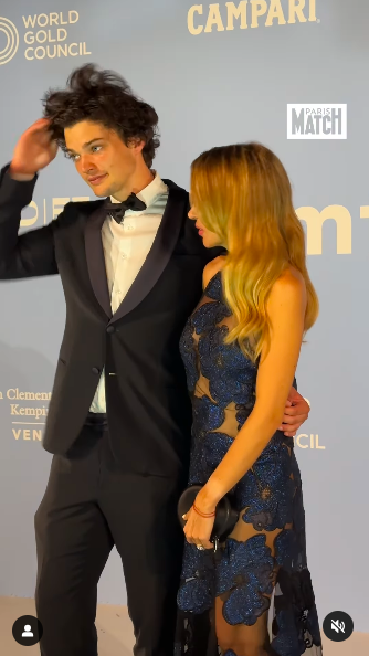 Homer Gere y Alejandra Silva posando para las fotos de la Gala amfAR, publicado el 1 de septiembre de 2024 | Fuente: Instagram/parismatch