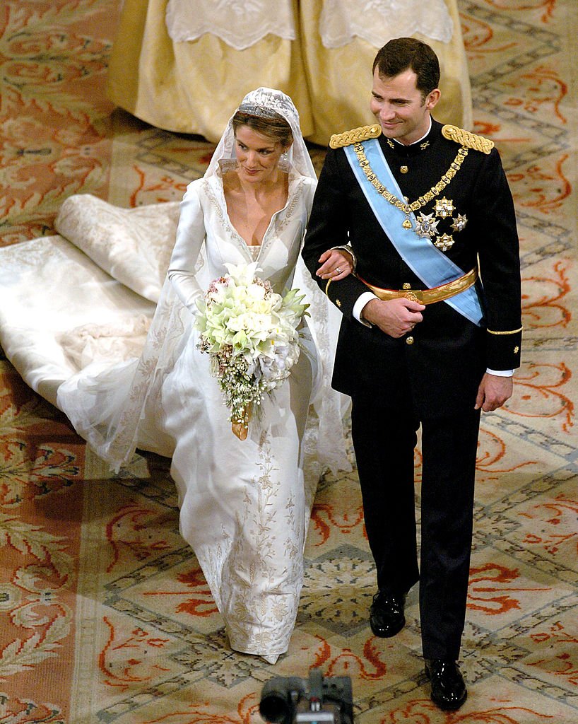 Felipe de Borbón, con Letizia Ortiz durante la ceremonia de su boda en la catedral de la Almudena el 22 de mayo de 2004 en Madrid. I Foto: Getty Images.