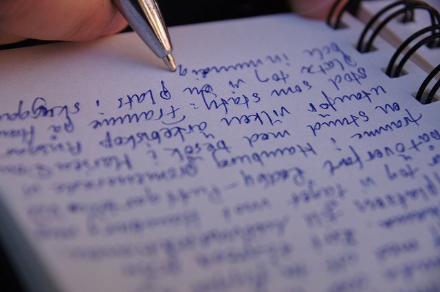 Carta en un cuaderno con letra cursiva. Fuente: Flickr