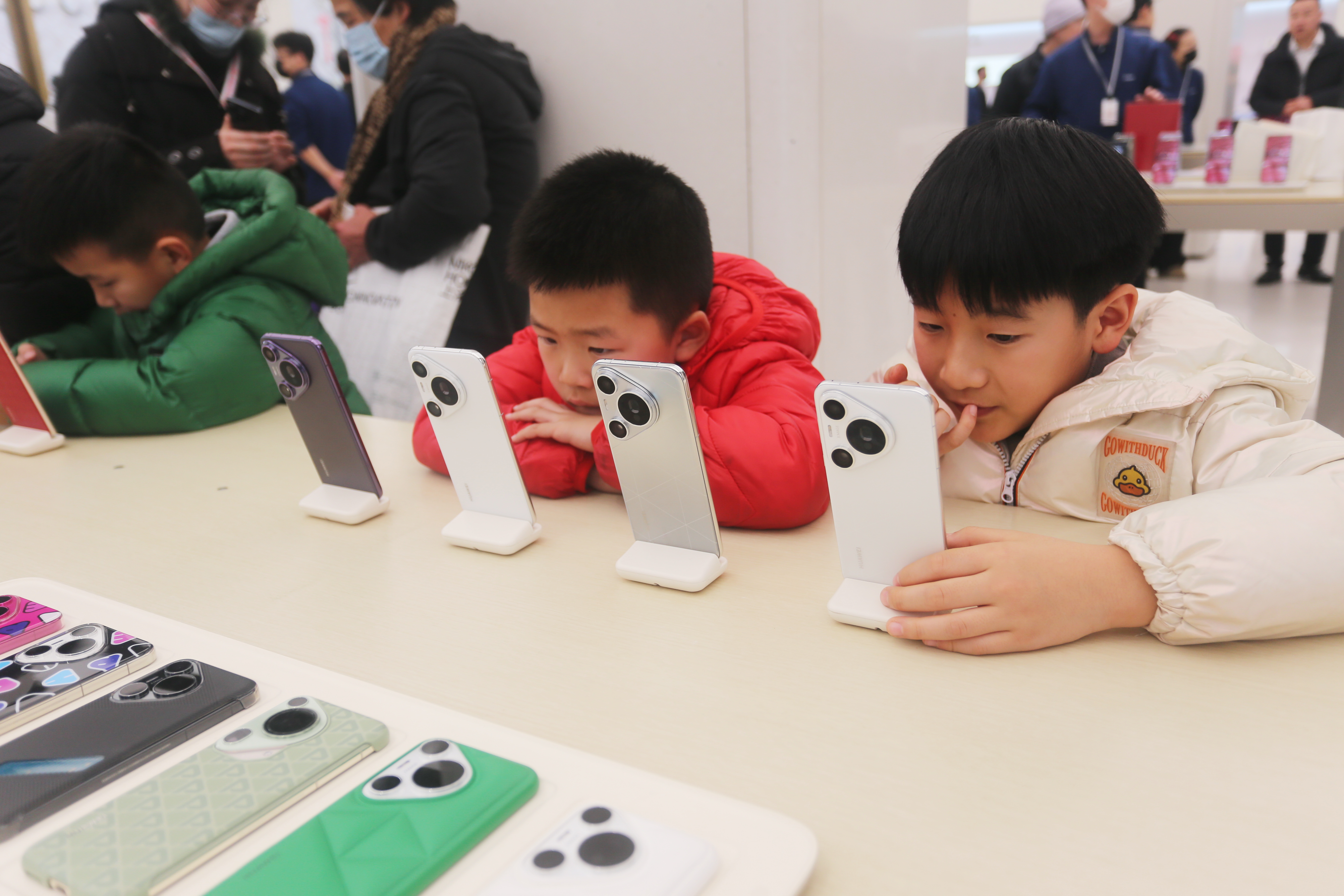 Varios niños mirando teléfonos | Fuente: Getty Images