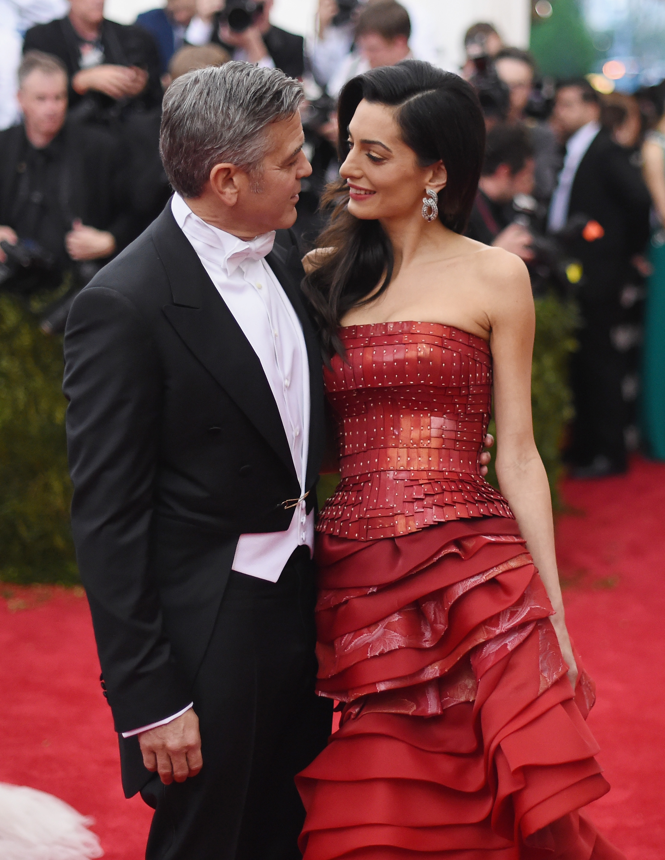 George Clooney y Amal Clooney en el Museo Metropolitano de Arte, el 4 de mayo de 2015, en Nueva York. | Foto: Getty Images