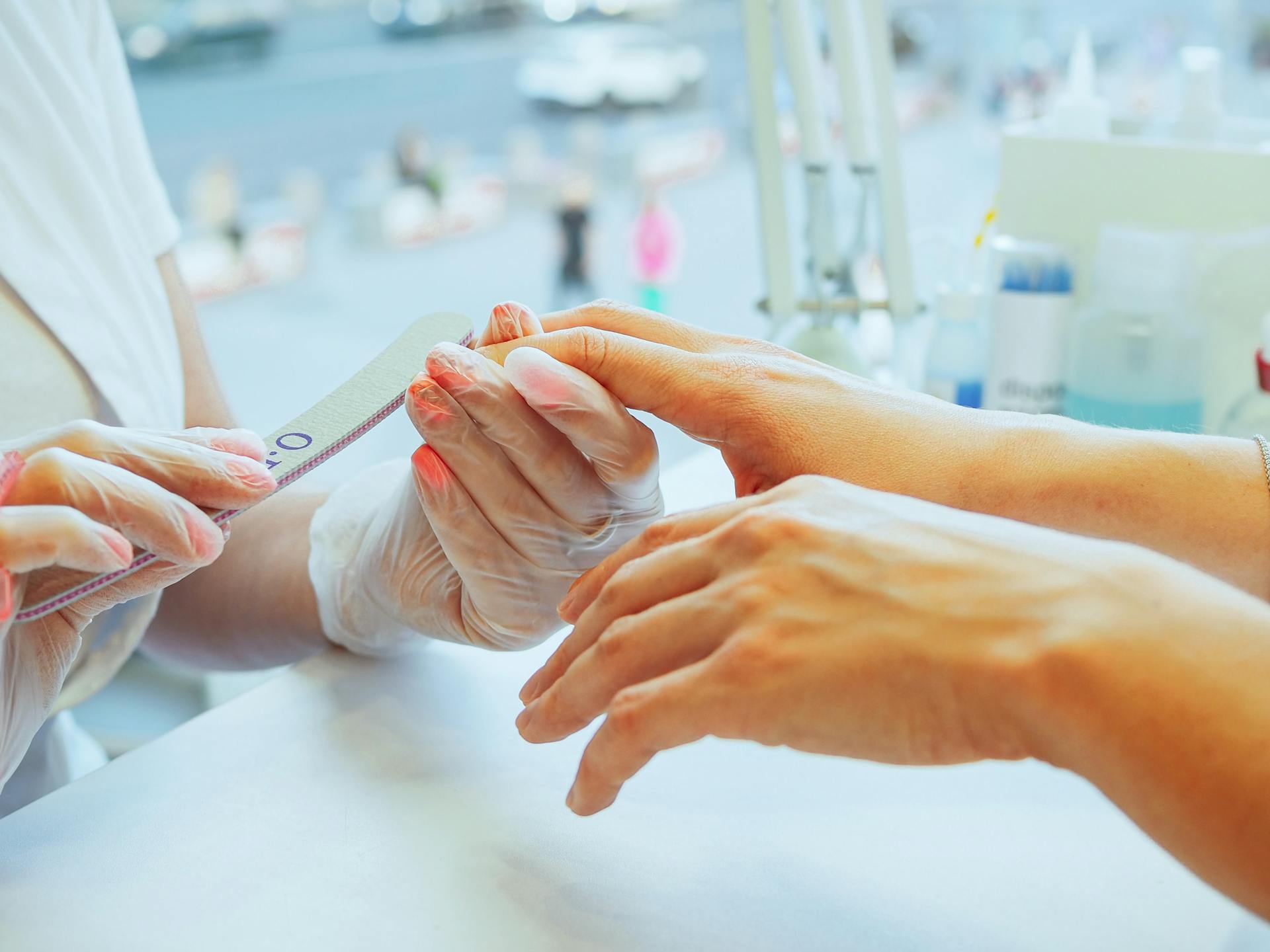 Una mujer haciendo la manicura | Fuente: Pexels