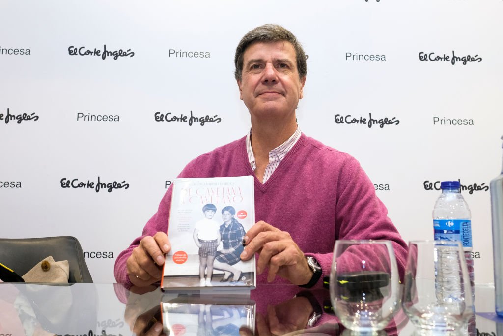 Cayetano Martínez de Irujo firmando su libro 'De Cayetana a Cayetano'. | Foto: Getty Images