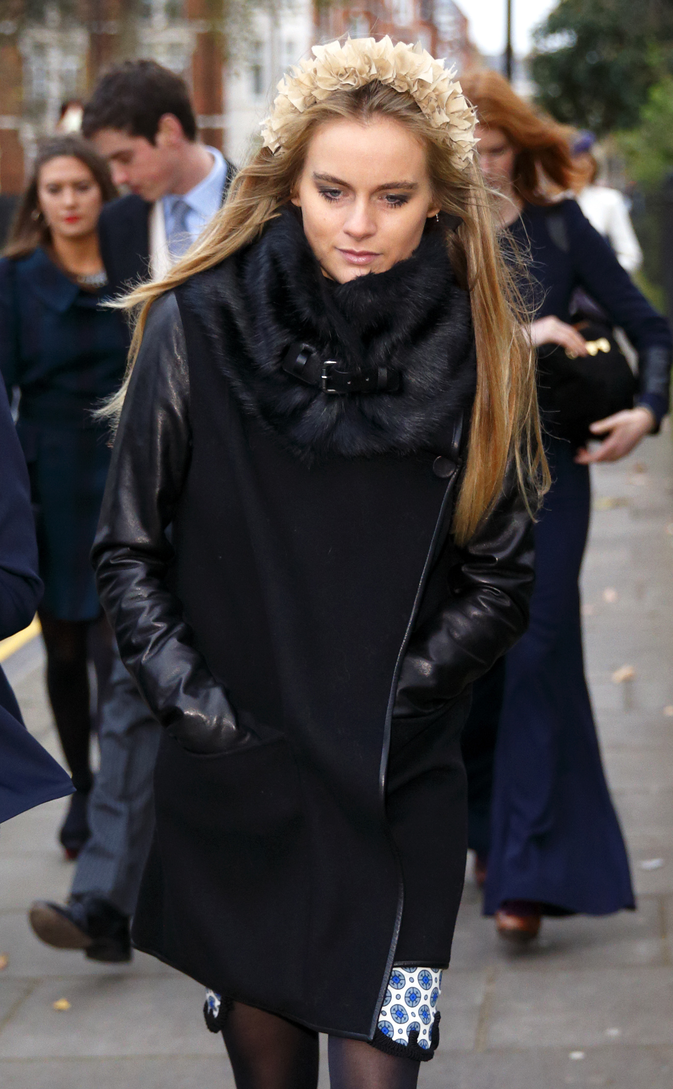 Cressida Bonas asiste a la boda de Jake Warren y Zoe Stewart en la Capilla Wren del Hospital Real de Chelsea el 14 de diciembre de 2013 en Londres, Inglaterra. | Fuente: Getty Images