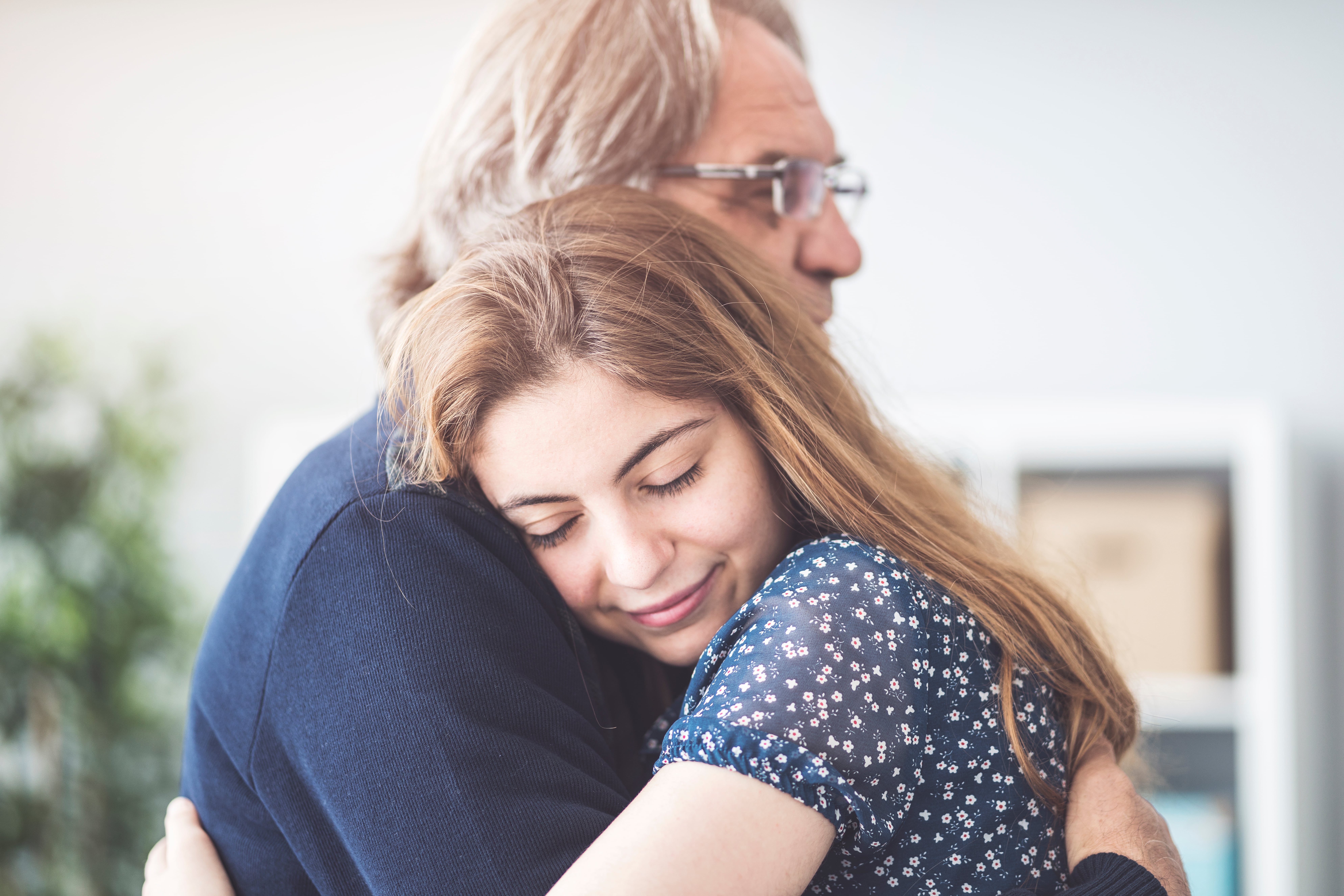 Una joven abrazando a su padre | Fuente: Shutterstock