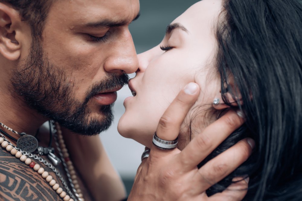 Beso sensual de pareja. | Fuente: Shutterstock