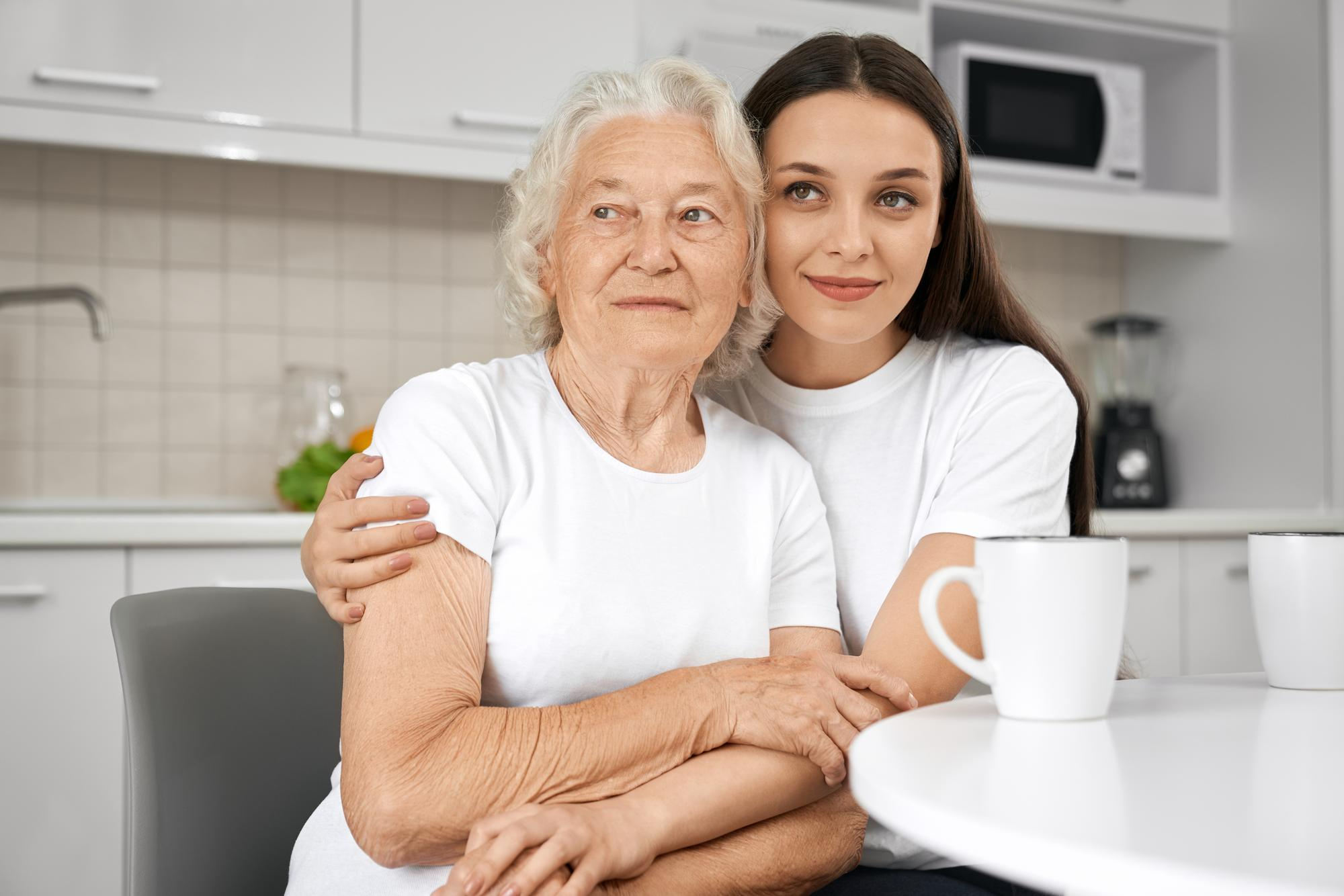 Una mujer mayor aparece junto a su hija. | Foto: Freepik