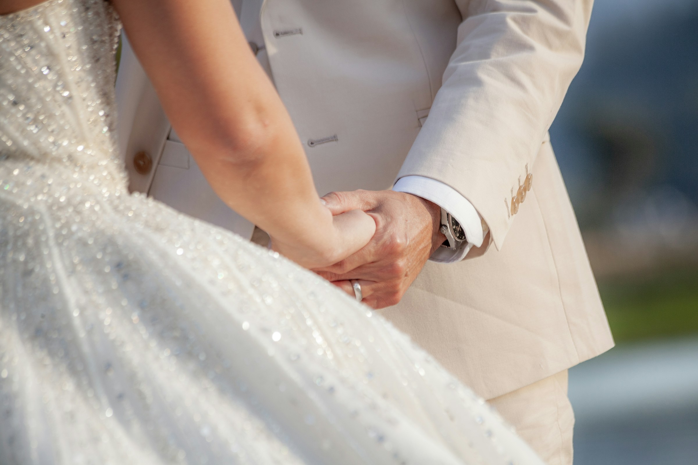 Una novia y un novio cogidos de la mano | Fuente: Unsplash